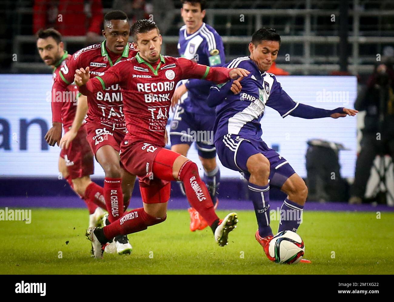 20150201 - BRUSSELS, BELGIUM: Essevee's Aleksander Trajskovski and Anderlecht's Andy Najar fight for the ball during the Jupiler Pro League match between RSC Anderlecht and SV Zulte Waregem, in Brussels, Sunday 01 February 2015, on day 24 of the Belgian soccer championship. BELGA PHOTO VIRGINIE LEFOUR Stock Photo