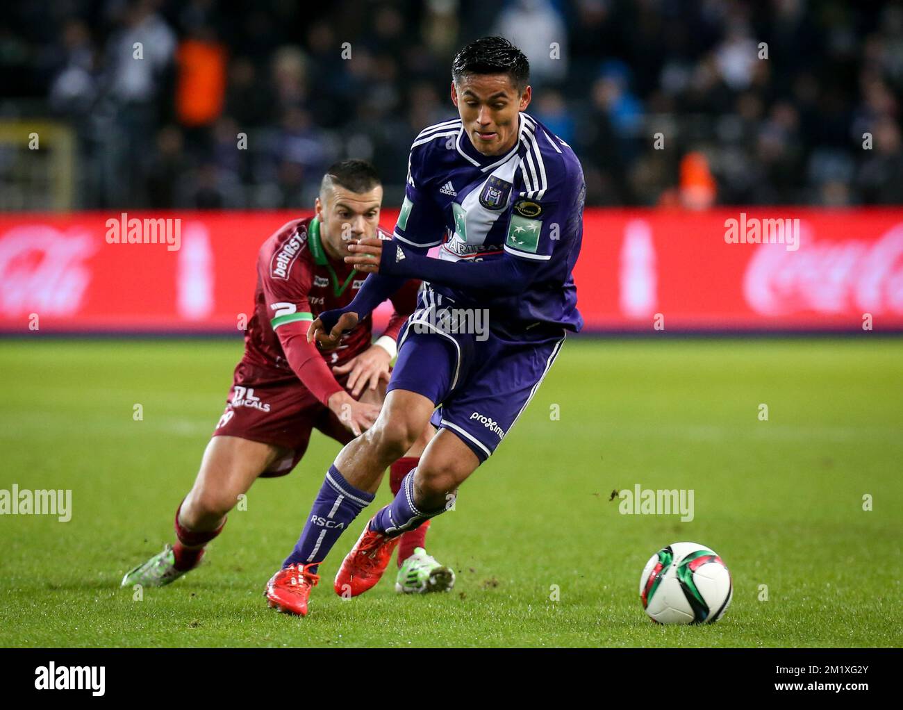 20150201 - BRUSSELS, BELGIUM: Essevee's Alessandro Cordaro and Anderlecht's Andy Najar fight for the ball during the Jupiler Pro League match between RSC Anderlecht and SV Zulte Waregem, in Brussels, Sunday 01 February 2015, on day 24 of the Belgian soccer championship. BELGA PHOTO VIRGINIE LEFOUR Stock Photo