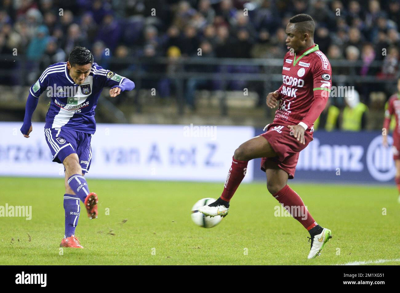 20150201 - BRUSSELS, BELGIUM: Anderlecht's Andy Najar and Essevee's Formose Mendy fight for the ball during the Jupiler Pro League match between RSC Anderlecht and SV Zulte Waregem, in Brussels, Sunday 01 February 2015, on day 24 of the Belgian soccer championship. BELGA PHOTO LAURIE DIEFFEMBACQ Stock Photo