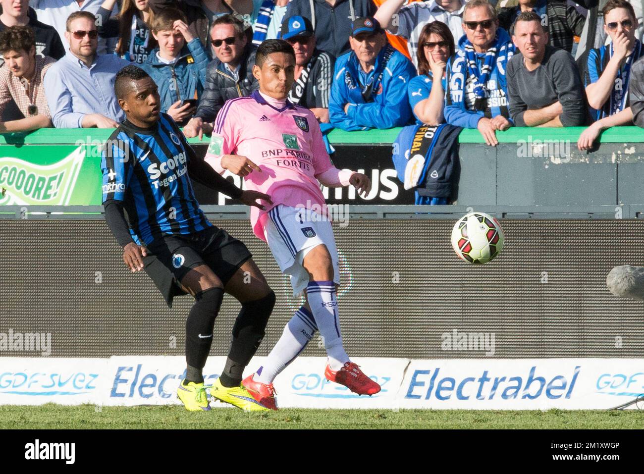 20150419 - BRUGGE, BELGIUM: Club's Jose Izquierdo and Anderlecht's Andy Najar fight for the ball during the Jupiler Pro League match between Club Brugge and Sporting Anderlecht (RSCA), in Brugge, Sunday 19 April 2015, on the third day of the Play-off 1. BELGA PHOTO KURT DESPLENTER Stock Photo
