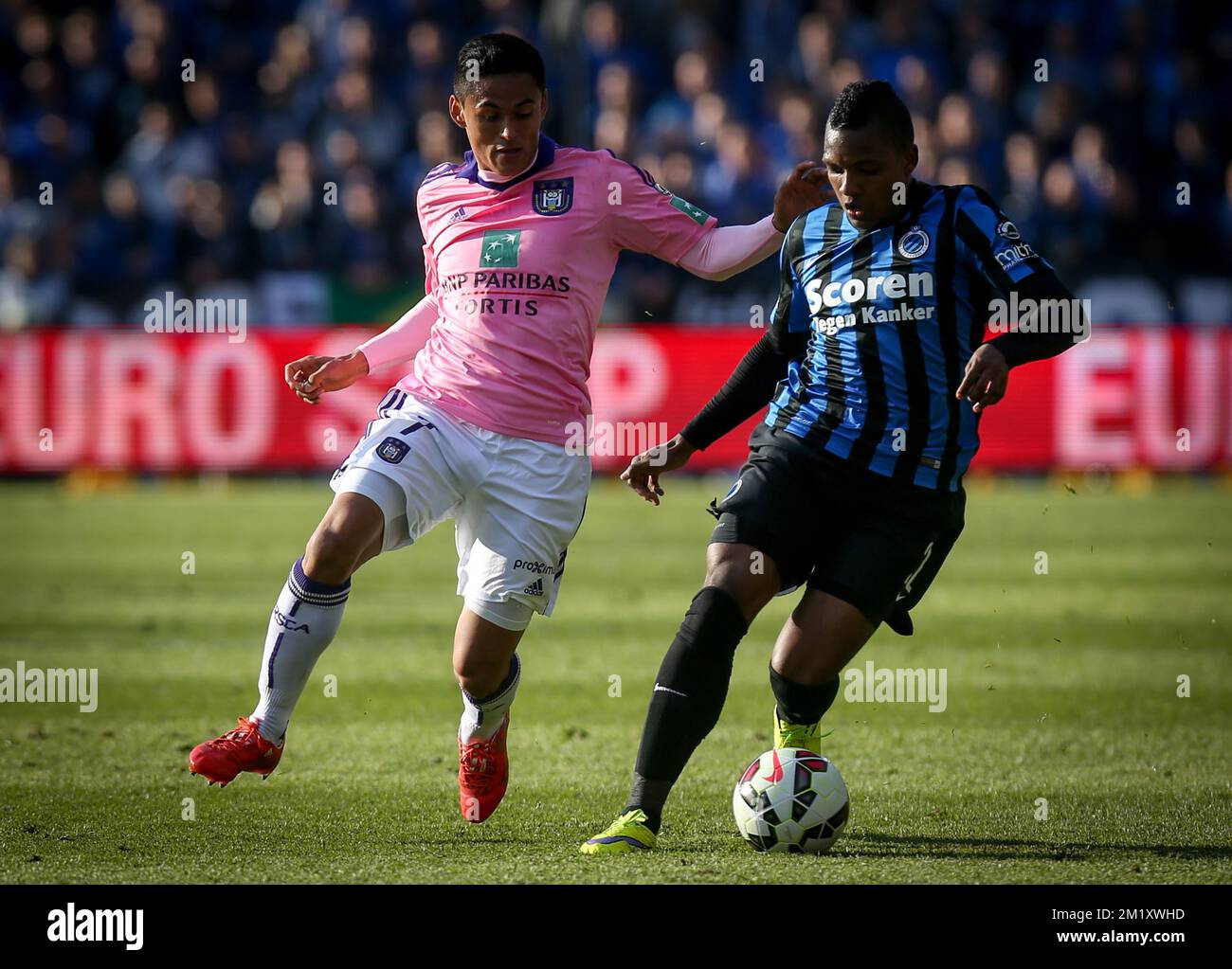 20150419 - BRUGGE, BELGIUM: Anderlecht's Andy Najar and Club's Jose Izquierdo fight for the ball during the Jupiler Pro League match between Club Brugge and Sporting Anderlecht (RSCA), in Brugge, Sunday 19 April 2015, on the third day of the Play-off 1. BELGA PHOTO VIRGINIE LEFOUR Stock Photo