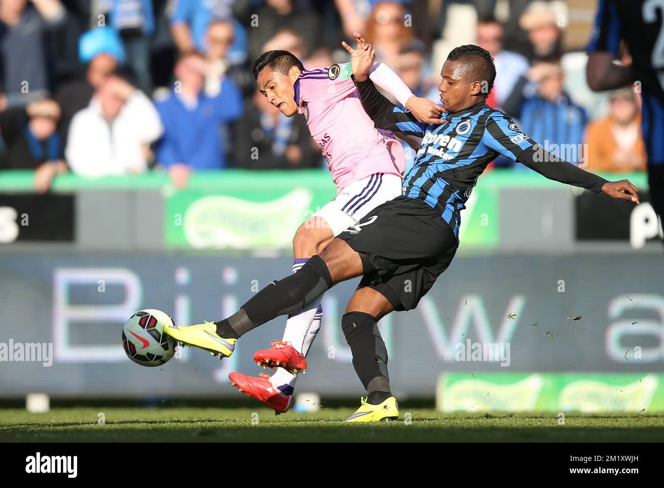 20150419 - BRUGGE, BELGIUM: Anderlecht's Andy Najar and Club's Jose Izquierdo fight for the ball during the Jupiler Pro League match between Club Brugge and Sporting Anderlecht (RSCA), in Brugge, Sunday 19 April 2015, on the third day of the Play-off 1. BELGA PHOTO BRUNO FAHY Stock Photo
