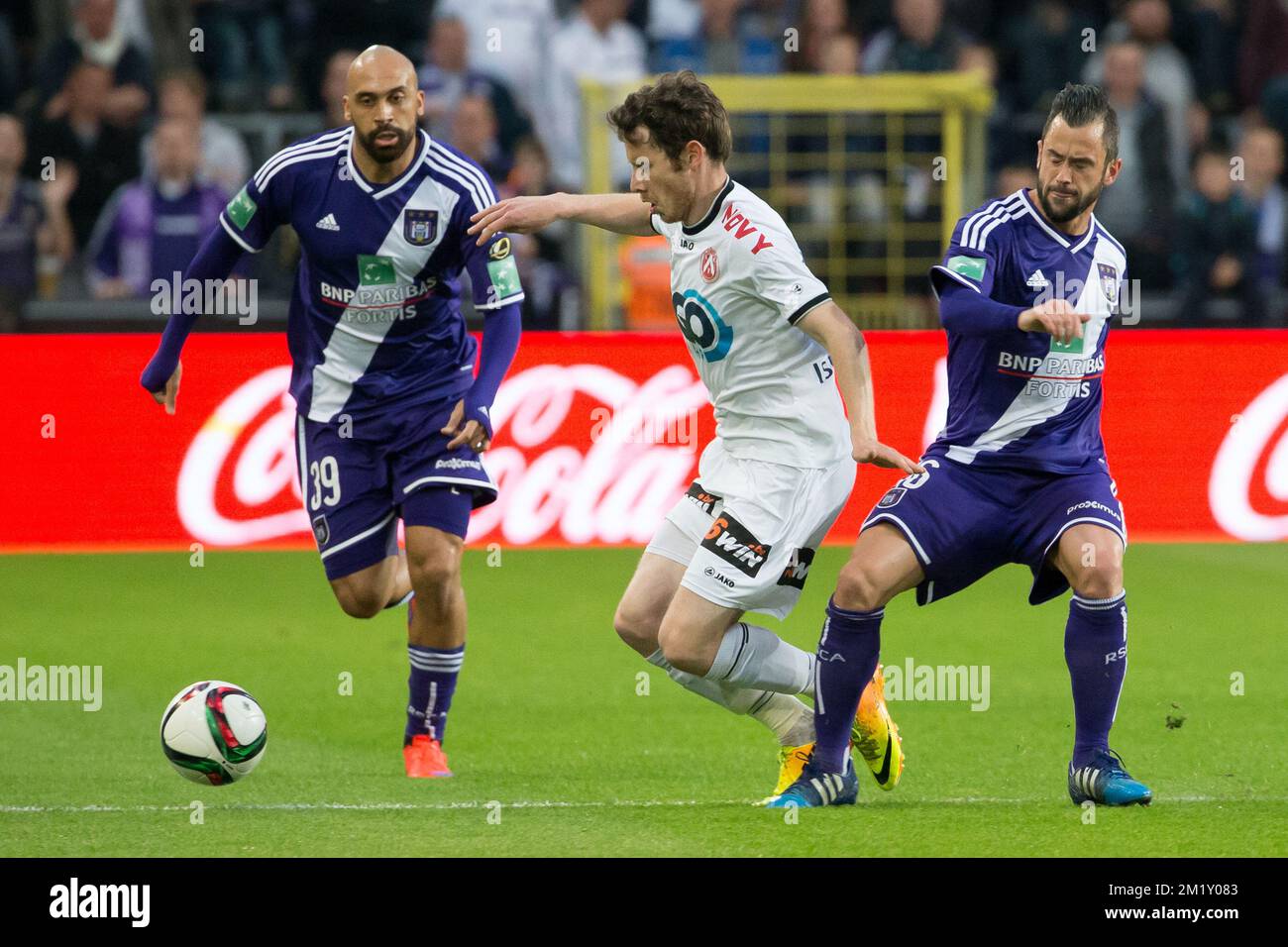 20150425 - CHARLEROI, BELGIUM: Anderlecht's Anthony Vanden Borre and Kortrijk's Thomas Matton fight for the ball during the Jupiler Pro League match between RSC Anderlecht and KV Kortrijk, Saturday 25 April 2015 in Brussels, on the fourth day of the Play-off 1. BELGA PHOTO KURT DESPLENTER Stock Photo