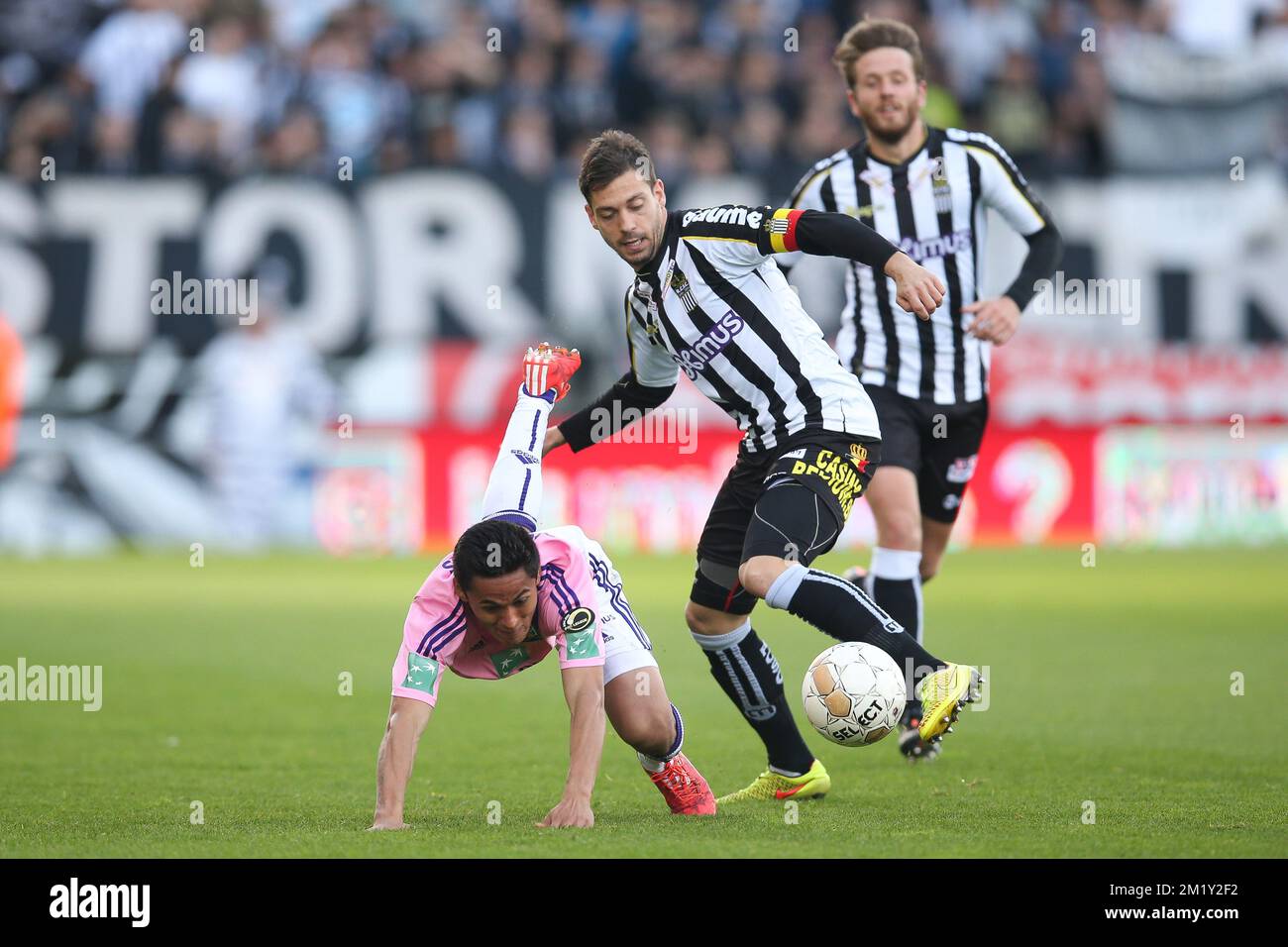 20150503 - CHARLEROI, BELGIUM: Anderlecht's Andy Najar and Charleroi's Francisco Javier Martos fight for the ball during the Jupiler Pro League match between Sporting Charleroi and RSC Anderlecht, Sunday 03 May 2015 in Charleroi, on the sixth day of the Play-off 1. BELGA PHOTO BRUNO FAHY Stock Photo