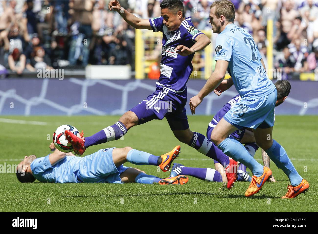 20150510 - BRUSSELS, BELGIUM: Club's Laurens De Bock and Anderlecht's Andy Najar fight for the ball during the Jupiler Pro League match between RSC Anderlecht and Club Brugge, Sunday 10 May 2015 in Brussels, on the seventh day of the Play-off 1. BELGA PHOTO THIERRY ROGE Stock Photo