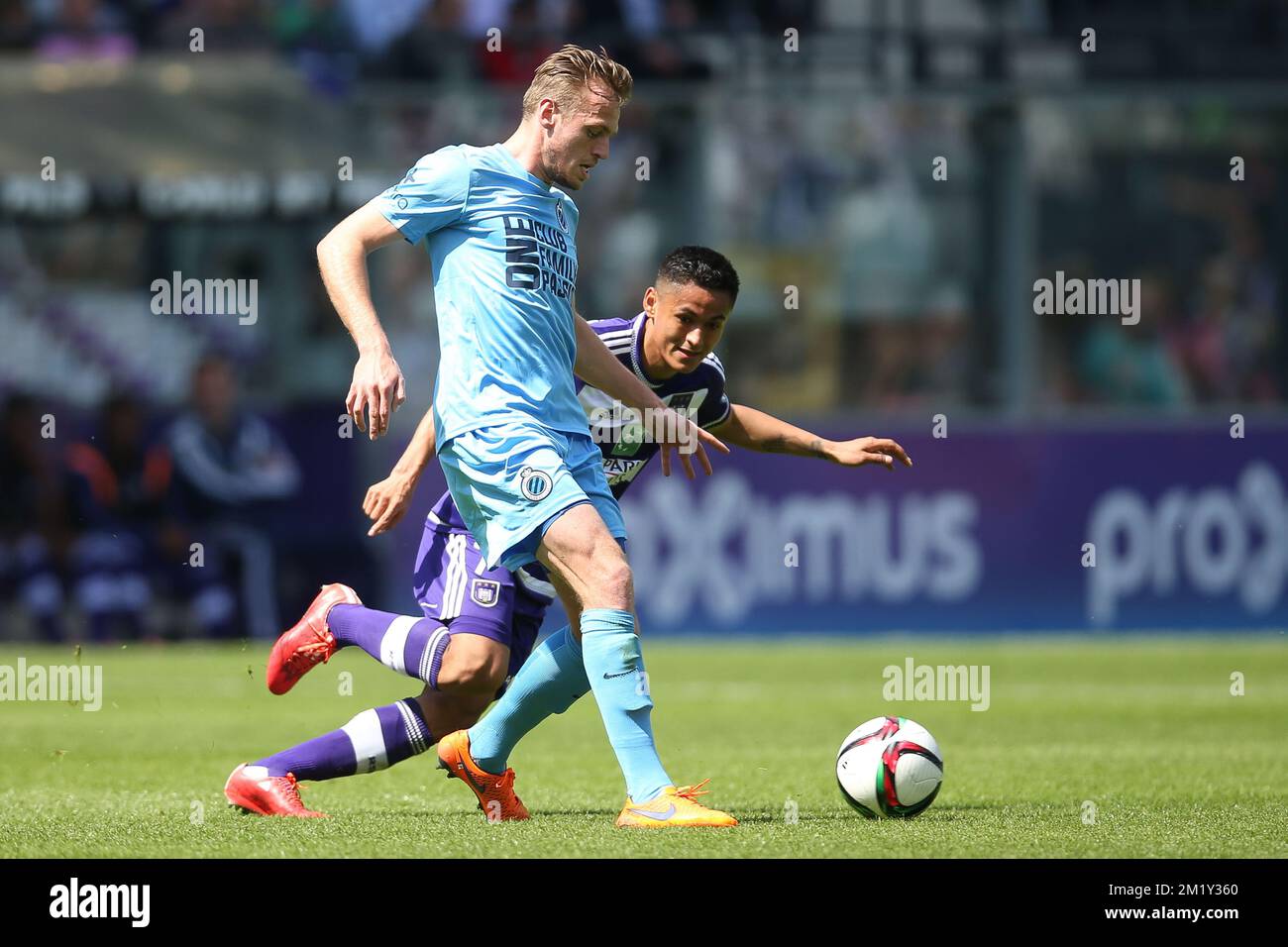 20150510 - BRUSSELS, BELGIUM: Club's Laurens De Bock and Anderlecht's Andy Najar fight for the ball during the Jupiler Pro League match between RSC Anderlecht and Club Brugge, Sunday 10 May 2015 in Brussels, on the seventh day of the Play-off 1. BELGA PHOTO BRUNO FAHY Stock Photo