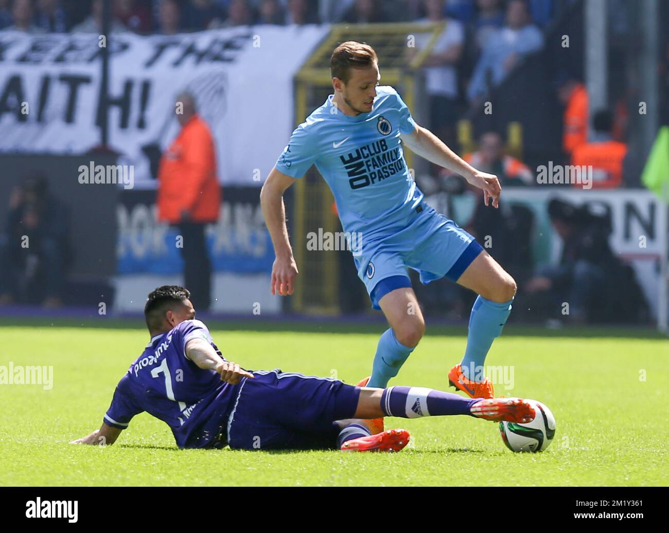 20150510 - BRUSSELS, BELGIUM: Anderlecht's Andy Najar and Club's Laurens De Bock fight for the ball during the Jupiler Pro League match between RSC Anderlecht and Club Brugge, Sunday 10 May 2015 in Brussels, on the seventh day of the Play-off 1. BELGA PHOTO VIRGINIE LEFOUR Stock Photo