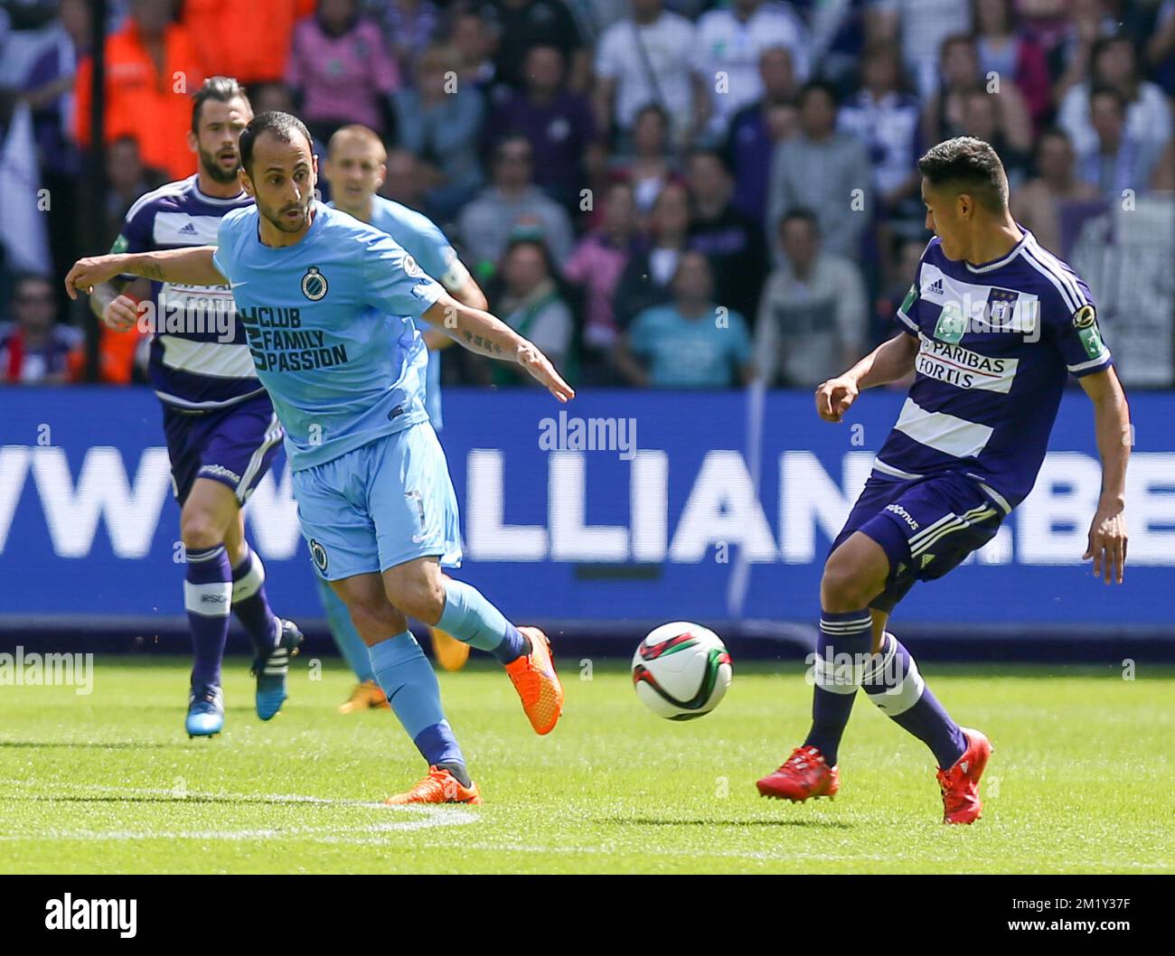 20150510 - BRUSSELS, BELGIUM: Club's Victor Vazquez Solsona and Anderlecht's Andy Najar fight for the ball during the Jupiler Pro League match between RSC Anderlecht and Club Brugge, Sunday 10 May 2015 in Brussels, on the seventh day of the Play-off 1. BELGA PHOTO VIRGINIE LEFOUR Stock Photo
