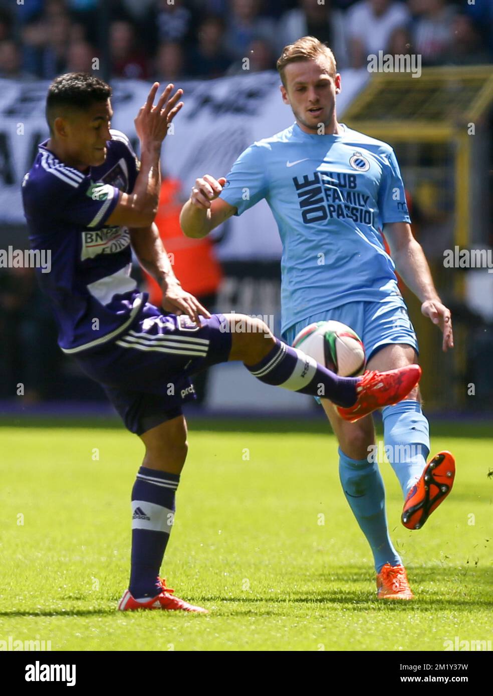 20150510 - BRUSSELS, BELGIUM: Anderlecht's Andy Najar and Club's Laurens De Bock fight for the ball during the Jupiler Pro League match between RSC Anderlecht and Club Brugge, Sunday 10 May 2015 in Brussels, on the seventh day of the Play-off 1. BELGA PHOTO VIRGINIE LEFOUR Stock Photo