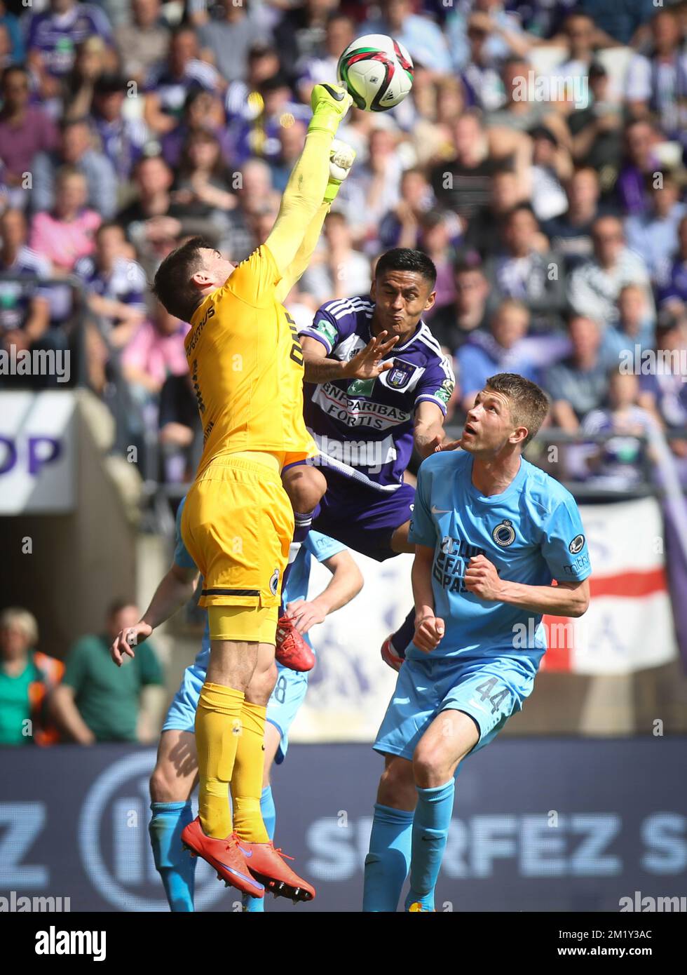 20150510 - BRUSSELS, BELGIUM: Club's goalkeeper Mathew Ryan and Anderlecht's Andy Najar fight for the ball during the Jupiler Pro League match between RSC Anderlecht and Club Brugge, Sunday 10 May 2015 in Brussels, on the seventh day of the Play-off 1. BELGA PHOTO VIRGINIE LEFOUR Stock Photo