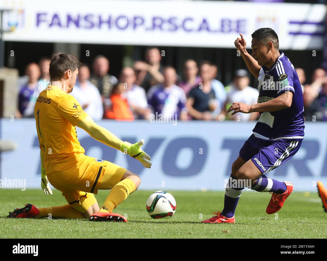 20150510 - BRUSSELS, BELGIUM: Club's goalkeeper Mathew Ryan and Anderlecht's Andy Najar fight for the ball during the Jupiler Pro League match between RSC Anderlecht and Club Brugge, Sunday 10 May 2015 in Brussels, on the seventh day of the Play-off 1. BELGA PHOTO VIRGINIE LEFOUR Stock Photo