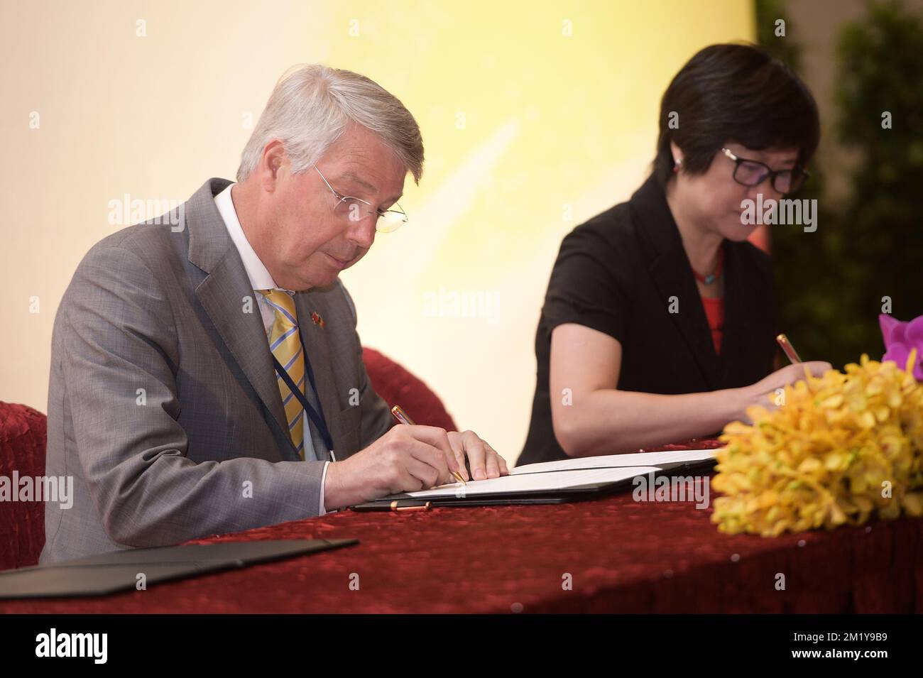 20150626 - SUZHOU, CHINA: BioWin President Jean-Pierre Delwart and Culling Wu, Guangzhou Biotechnology Center pictured during a signing ceremony in Shenzhen on the seventh day of a royal visit to China, Friday 26 June 2015, in China. BELGA PHOTO YORICK JANSENS Stock Photo