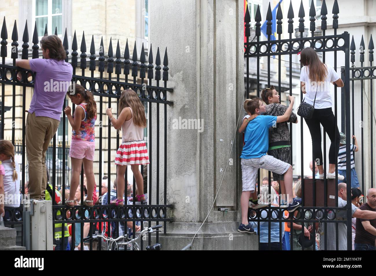 Illustration picture shows children climbing fences to watch the military parade on the Belgian National Day, Tuesday 21 July 2015 Stock Photo