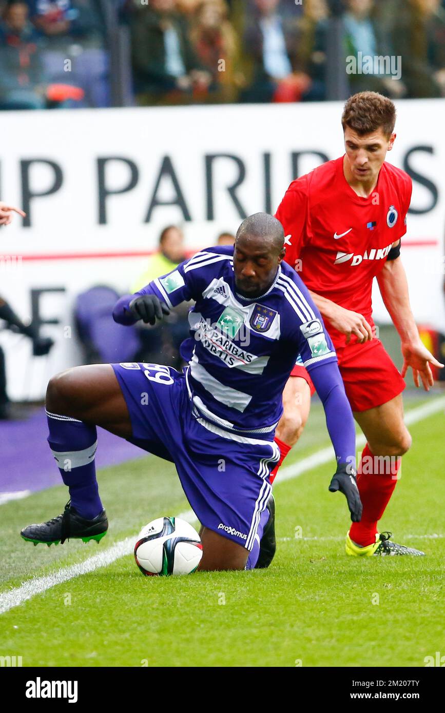 20151025 - BRUSSELS, BELGIUM: Anderlecht's Stefano Okaka and Club's Thomas Meunier fight for the ball during the Jupiler Pro League match between RSC Anderlecht and Club Brugge KV, in Brussels, Sunday 25 October 2015, on day 12 of the Belgian soccer championship. BELGA PHOTO KURT DESPLENTER Stock Photo
