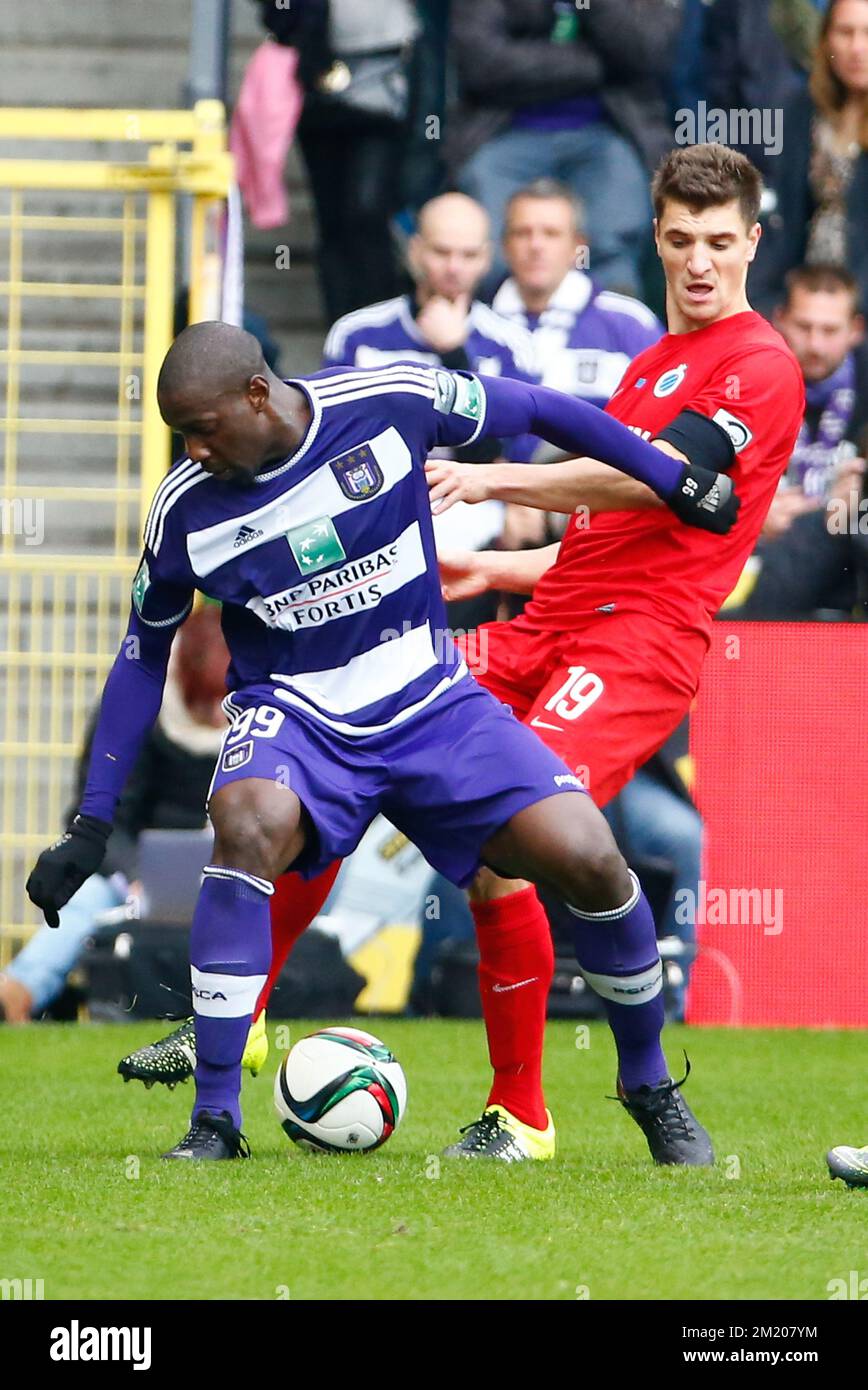 20151025 - BRUSSELS, BELGIUM: Anderlecht's Stefano Okaka and Club's Thomas Meunier fight for the ball during the Jupiler Pro League match between RSC Anderlecht and Club Brugge KV, in Brussels, Sunday 25 October 2015, on day 12 of the Belgian soccer championship. BELGA PHOTO KURT DESPLENTER Stock Photo