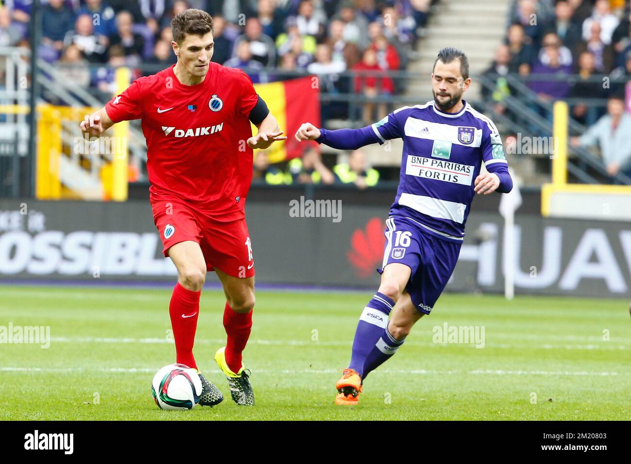 20151025 - BRUSSELS, BELGIUM: Club's Thomas Meunier and Anderlecht's Steven Defour fight for the ball during the Jupiler Pro League match between RSC Anderlecht and Club Brugge KV, in Brussels, Sunday 25 October 2015, on day 12 of the Belgian soccer championship. BELGA PHOTO KURT DESPLENTER Stock Photo