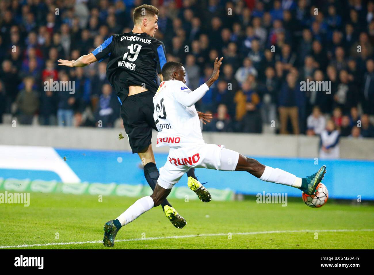 20151108 - BRUGGE, BELGIUM: Club's Thomas Meunier and Genk's Wilfried Ndidi fight for the ball during the Jupiler Pro League match between Club Brugge KV and RC Genk, in Brugge, Sunday 08 November 2015, on the 15th day of the Belgian soccer championship. BELGA PHOTO KURT DESPLENTER Stock Photo