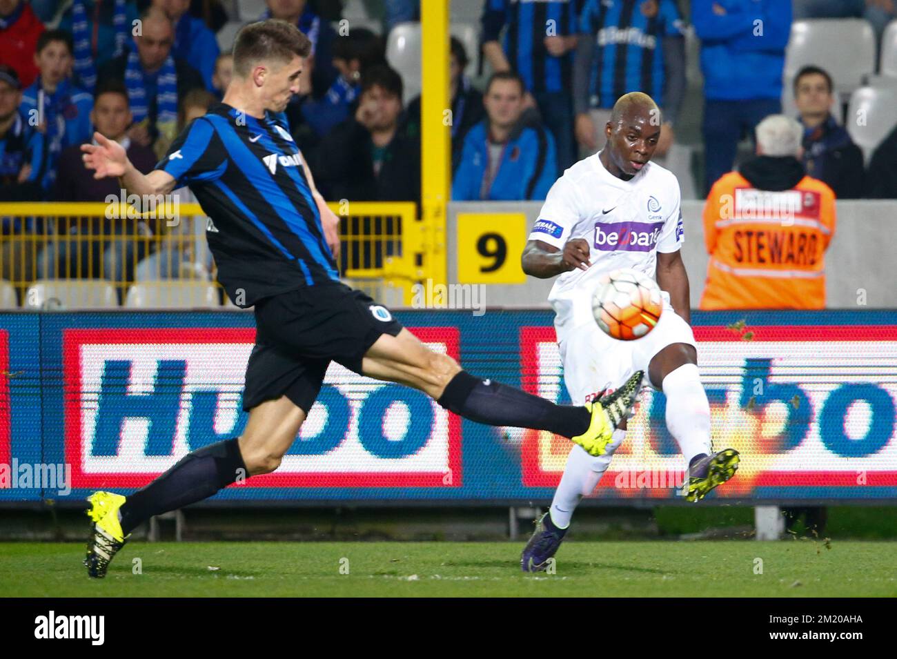 20151108 - BRUGGE, BELGIUM: Club's Thomas Meunier and Genk's Neeskens Kebano fight for the ball during the Jupiler Pro League match between Club Brugge KV and RC Genk, in Brugge, Sunday 08 November 2015, on the 15th day of the Belgian soccer championship. BELGA PHOTO KURT DESPLENTER Stock Photo