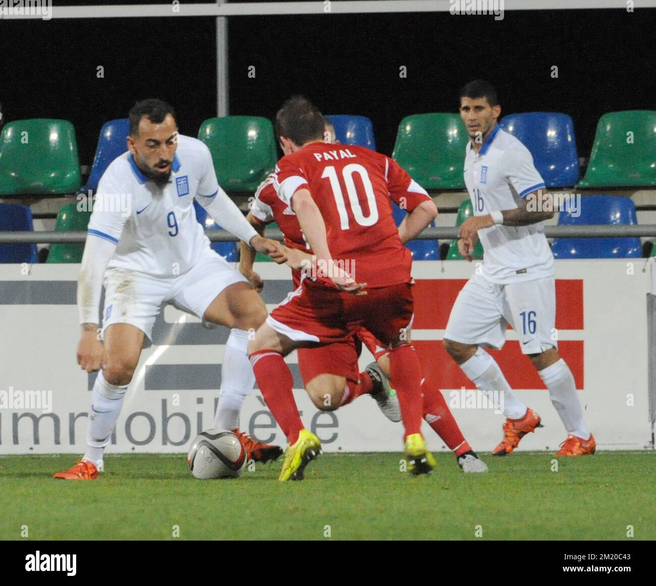 20151113 - DIFFERDANGE, LUXEMBOURG: Greece's Kostas Mitroglou and Luxembourg's Ben Payal fight for the ball during a friendly soccer game between Luxembourg national team and Greece, in Differdange, Luxembourg, Friday 13 November 2015. BELGA PHOTO SOPHIE KIP Stock Photo