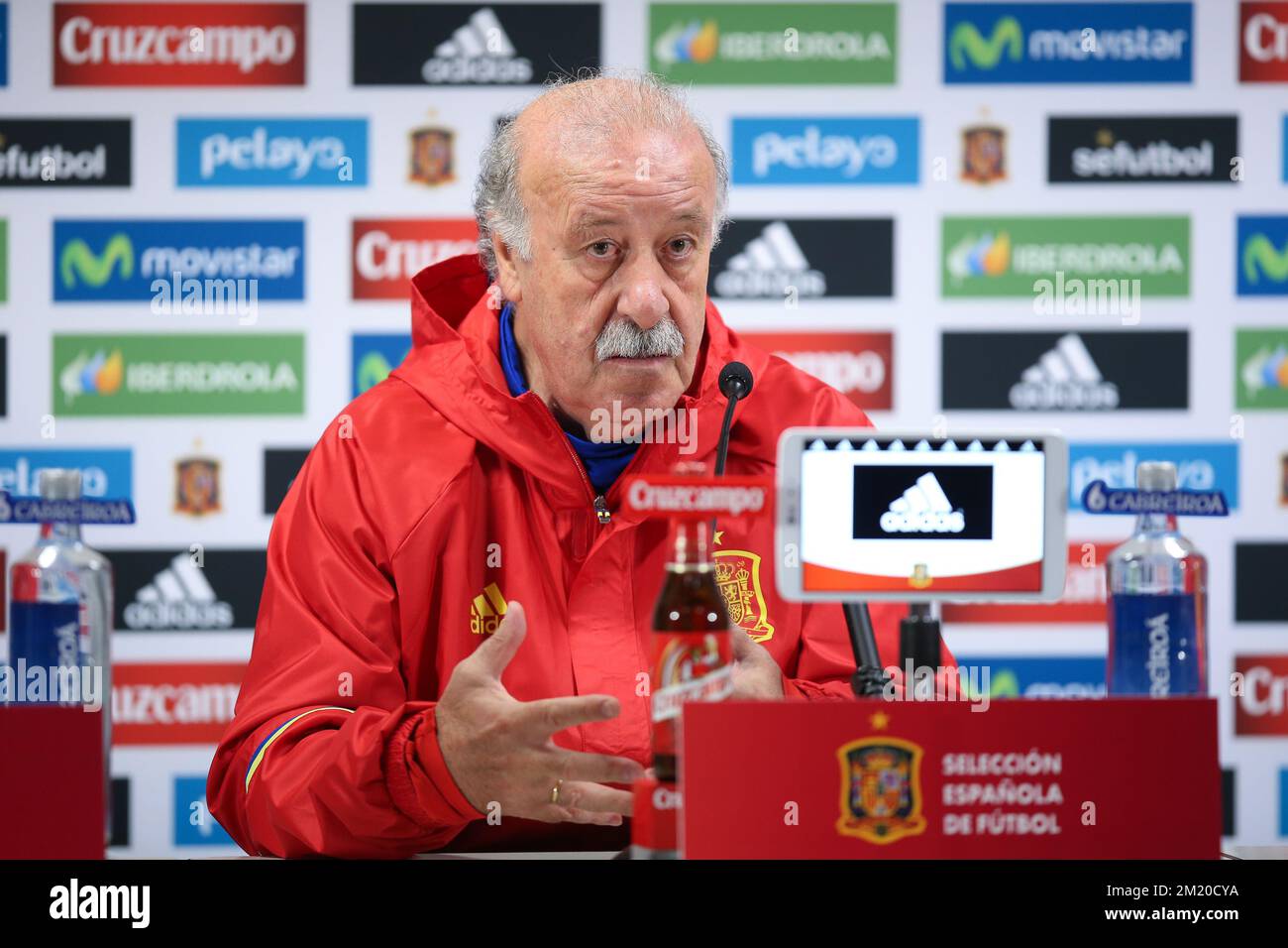 20151116 - BRUSSELS, BELGIUM: Spain's head coach Vicente del Bosque pictured during a press conference of the Spanish national soccer team, Monday 16 November 2015, in Brussels. Tomorrow Spain is playing the Red Devils, the Belgian national soccer team, in preparation of the Euro2016 European Championships. BELGA PHOTO  Stock Photo