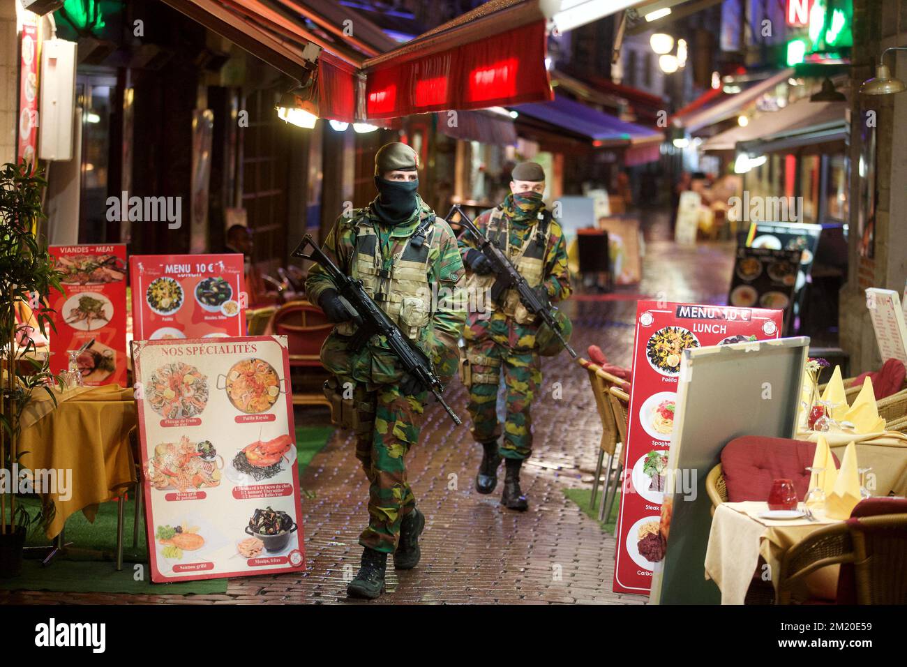 20151124 - BRUSSELS, BELGIUM: Illustration shows Soldiers patrolling in the Rue des Bouchers - Beenhouwersstraat, famous place with lots of restaurants near Grand-Place - Grote Markt, Tuesday 24 November 2015, in Brussels. The terrorist threat level is being kept at level four, the maximum in Brussels region, and has be maintained at level three for the rest of the country. The level 4 threat level for Brussels will be maintained until next Monday. All schools in Brussels and the subway stay closed. BELGA PHOTO NICOLAS MAETERLINCK Stock Photo