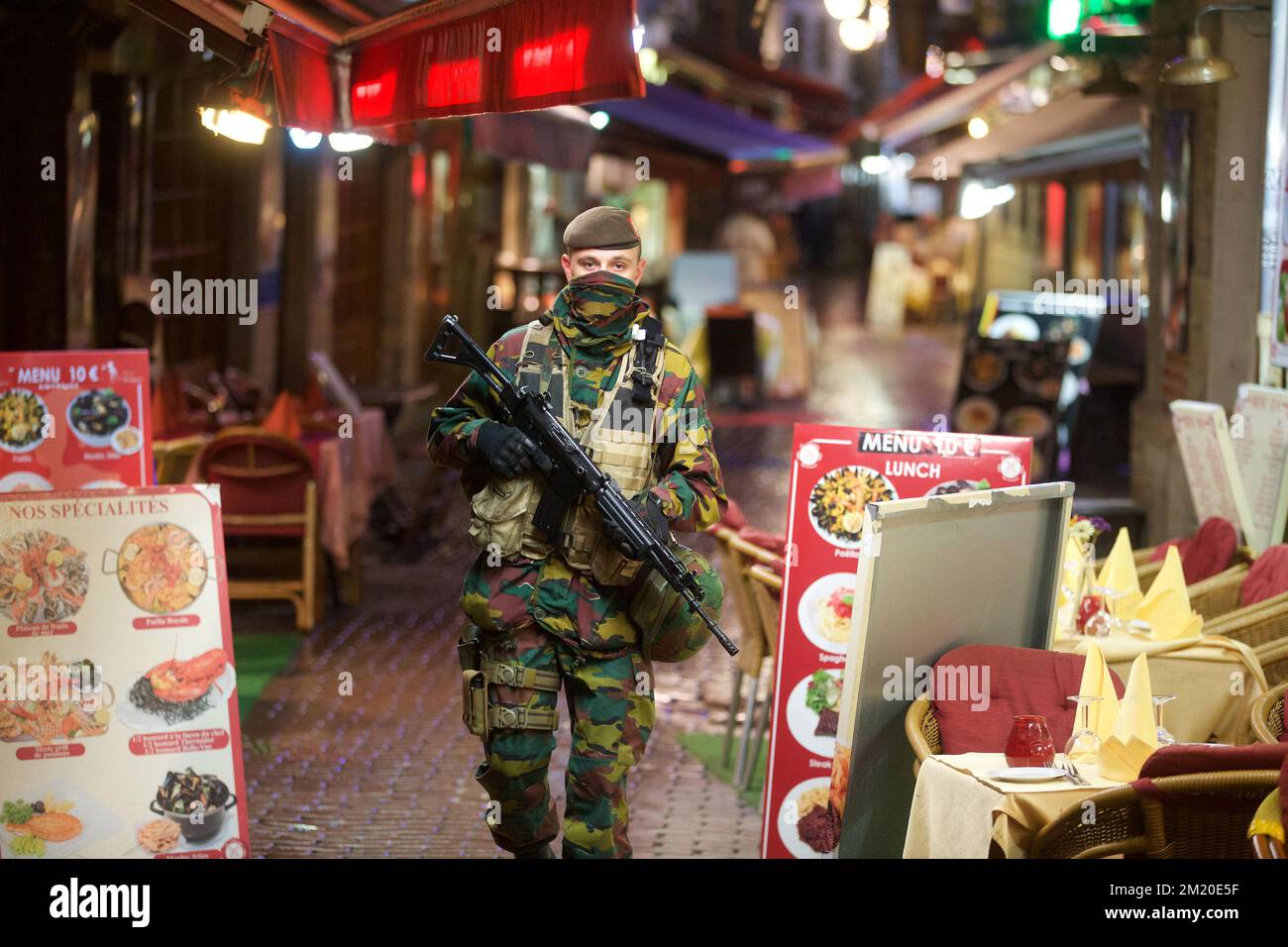20151124 - BRUSSELS, BELGIUM: Illustration shows Soldiers patrolling in the Rue des Bouchers - Beenhouwersstraat, famous place with lots of restaurants near Grand-Place - Grote Markt, Tuesday 24 November 2015, in Brussels. The terrorist threat level is being kept at level four, the maximum in Brussels region, and has be maintained at level three for the rest of the country. The level 4 threat level for Brussels will be maintained until next Monday. All schools in Brussels and the subway stay closed. BELGA PHOTO NICOLAS MAETERLINCK Stock Photo