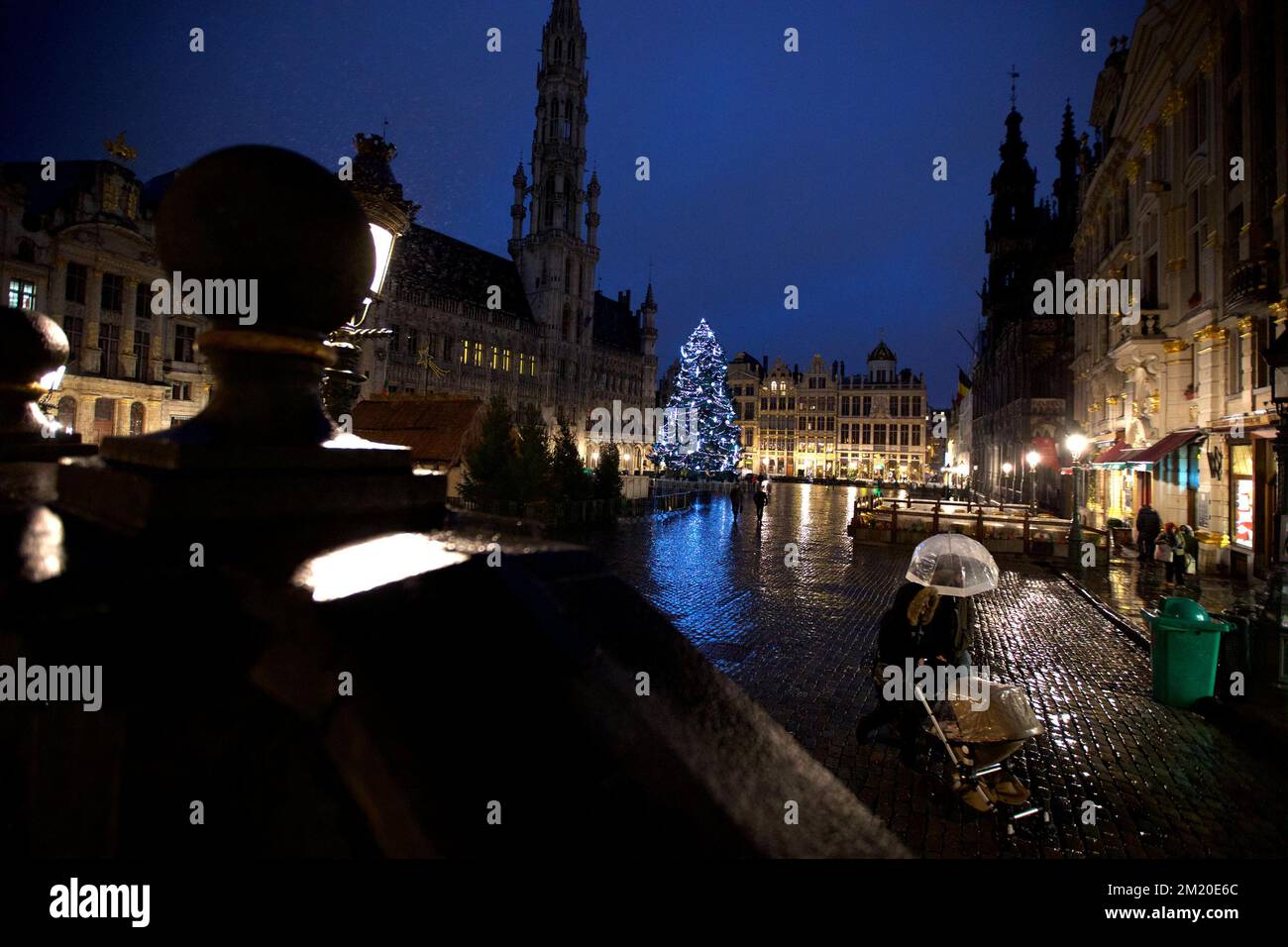 20151124 - BRUSSELS, BELGIUM: Illustration shows The Grande Place/ Grote Markt with the Christmas trhee, almost empty under the rain, Tuesday 24 November 2015, in Brussels. The terrorist threat level is being kept at level four, the maximum in Brussels region, and has be maintained at level three for the rest of the country. The level 4 threat level for Brussels will be maintained until next Monday. All schools in Brussels and the subway stay closed. BELGA PHOTO NICOLAS MAETERLINCK Stock Photo