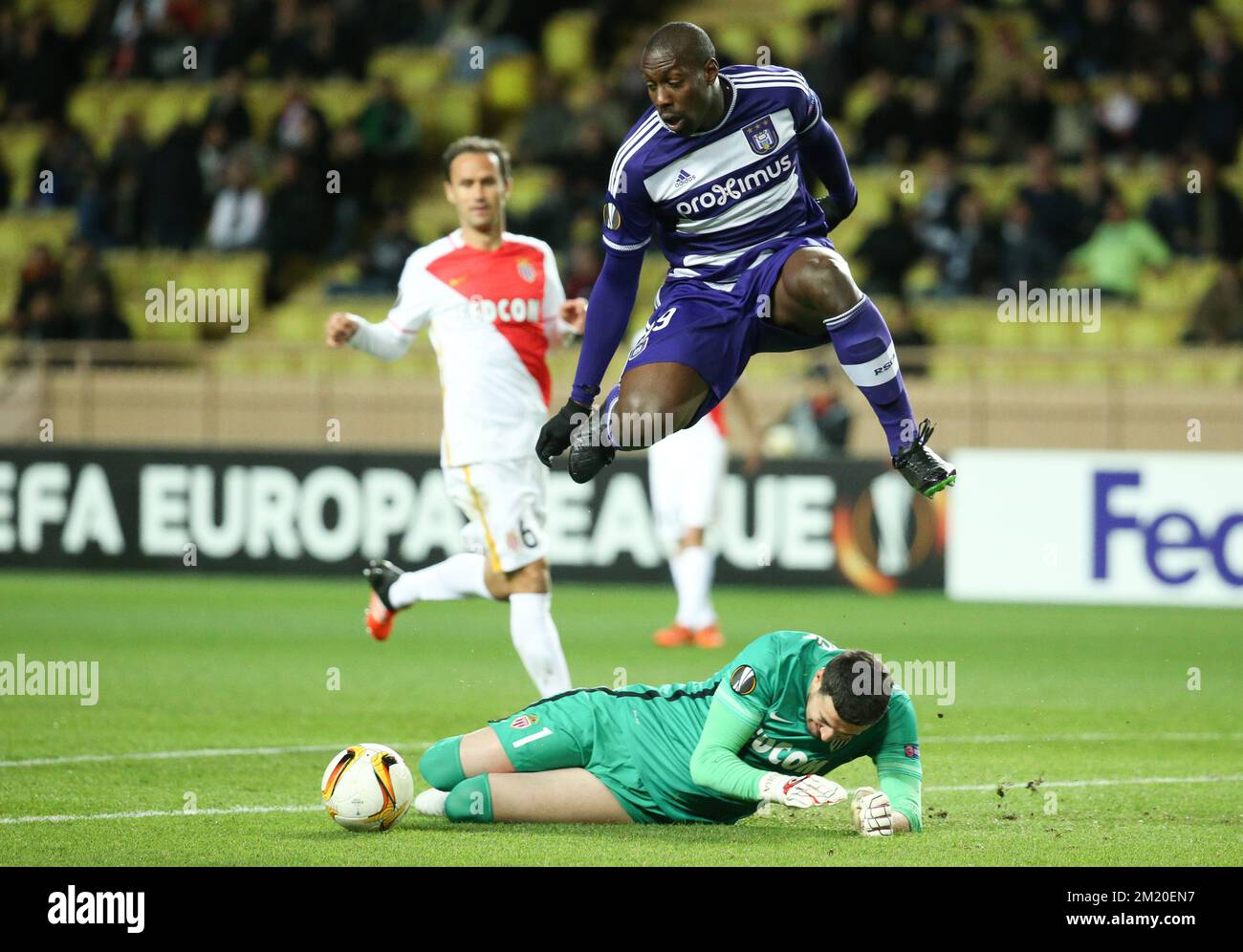 20151126 - MONACO, MONACO: Monaco's goalkeeper Danijel Subasic and Anderlecht's Stefano Okaka fight for the ball during a game between French club AS Monaco and Belgian first league soccer club RSC Anderlecht, in Monaco, Thursday 26 November 2015. It's the fifth game in the group stage of the Uefa Europa League competition, in the group J. BELGA PHOTO VIRGINIE LEFOUR Stock Photo