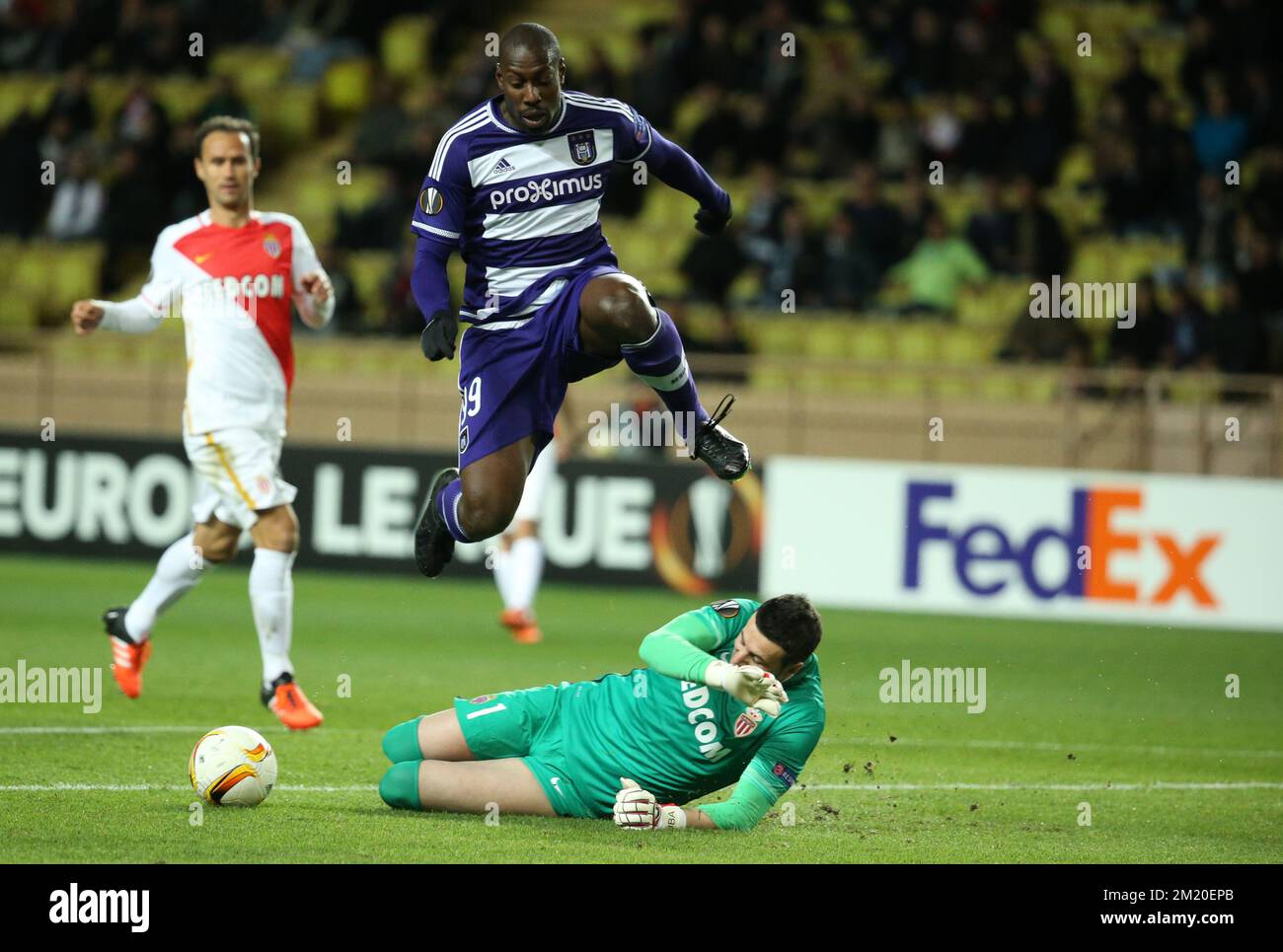 20151126 - MONACO, MONACO: Monaco's goalkeeper Danijel Subasic and Anderlecht's Stefano Okaka fight for the ball during a game between French club AS Monaco and Belgian first league soccer club RSC Anderlecht, in Monaco, Thursday 26 November 2015. It's the fifth game in the group stage of the Uefa Europa League competition, in the group J. BELGA PHOTO VIRGINIE LEFOUR Stock Photo