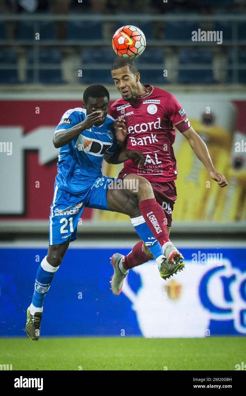 20151201 - GENT, BELGIUM: Gent's Nana Asare and Essevee's Marvin Baudry fight for the ball during the Croky Cup 1/8 final game between KAA Gent and Zulte Waregem, in Gent, Tuesday 01 December 2015. BELGA PHOTO JASPER JACOBS Stock Photo