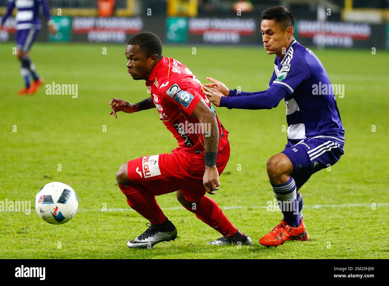 20151213 - BRUSSELS, BELGIUM: Oostende's Gohi Bi Cyriac and Anderlecht's Andy Najar fight for the ball during the Jupiler Pro League match between RSC Anderlecht and KV Oostende, in Brussels, Sunday 13 December 2015, on day 17 of the Belgian soccer championship. BELGA PHOTO KURT DESPLENTER Stock Photo