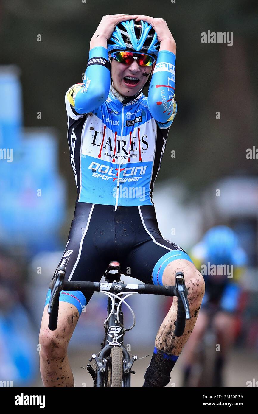 20160109 - LILLE, BELGIUM: Belgian Yente Peirens celebrates as he crosses  the finish line to win the Belgian national championships cyclocross,  Saturday 09 January 2016 in Lille. BELGA PHOTO DAVID STOCKMAN Stock Photo -  Alamy