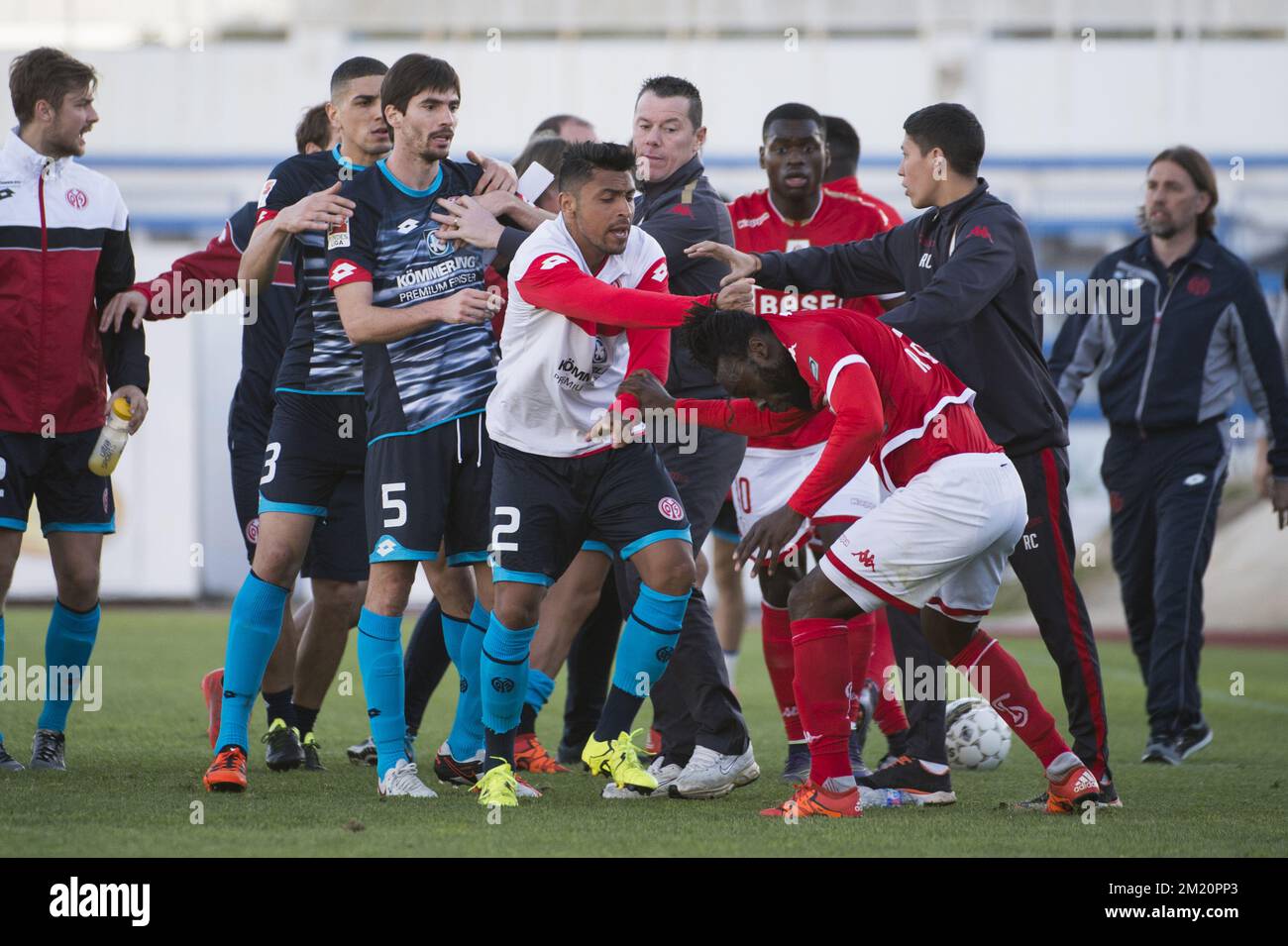 20160109 - ALHAURIN EL GRANDE, SPAIN: Mainz' and Standard's players fight at the sixth day of the winter training camp of Belgian first division soccer team Standard de Liege, in Alhaurin El Grande, Spain, Saturday 09 January 2016. BELGA PHOTO NICOLAS LAMBERT Stock Photo