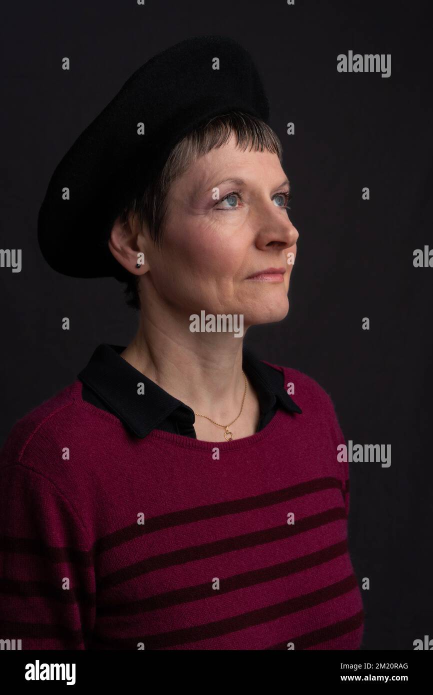 Woman beret paris hi-res stock photography and images - Alamy