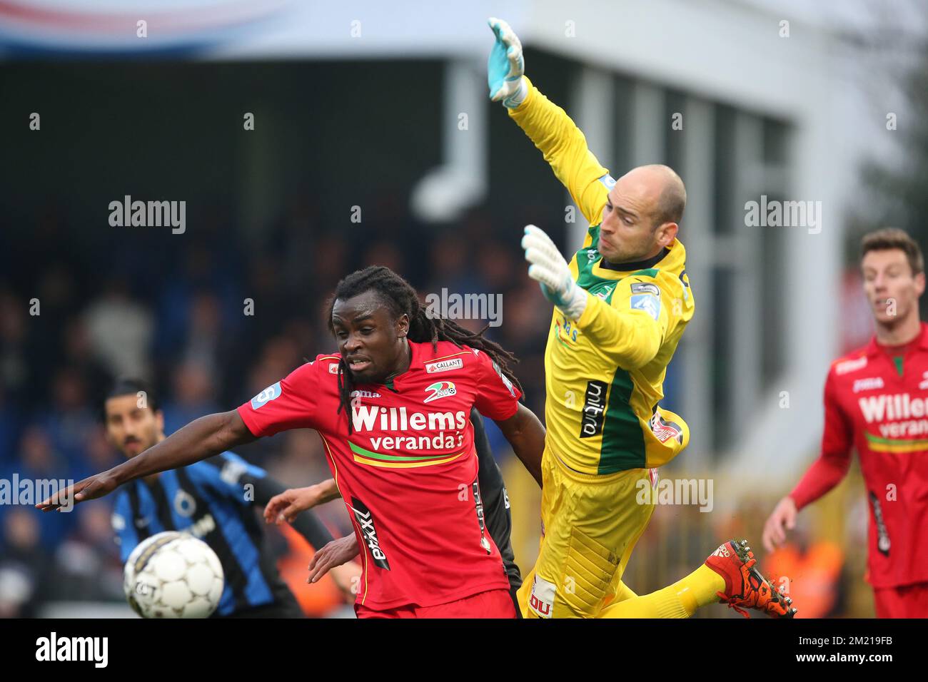 Oostende's Jordan Lukaku and Oostende's goalkeeper Wouter Biebauw pictured during the Jupiler Pro League match between KV Oostende and Club Brugge, in Roeselare, Saturday 02 April 2016, on day 1 of the Play-off 1 of the Belgian soccer championship.  Stock Photo