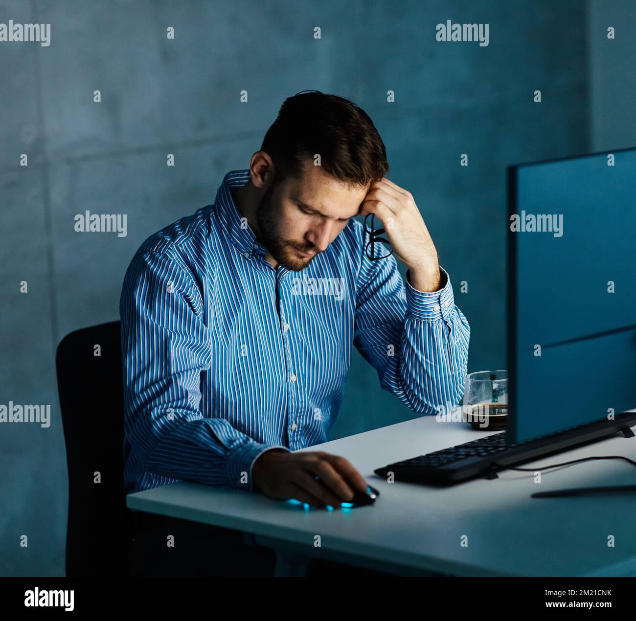 Dark office computer hi-res stock photography and images - Alamy