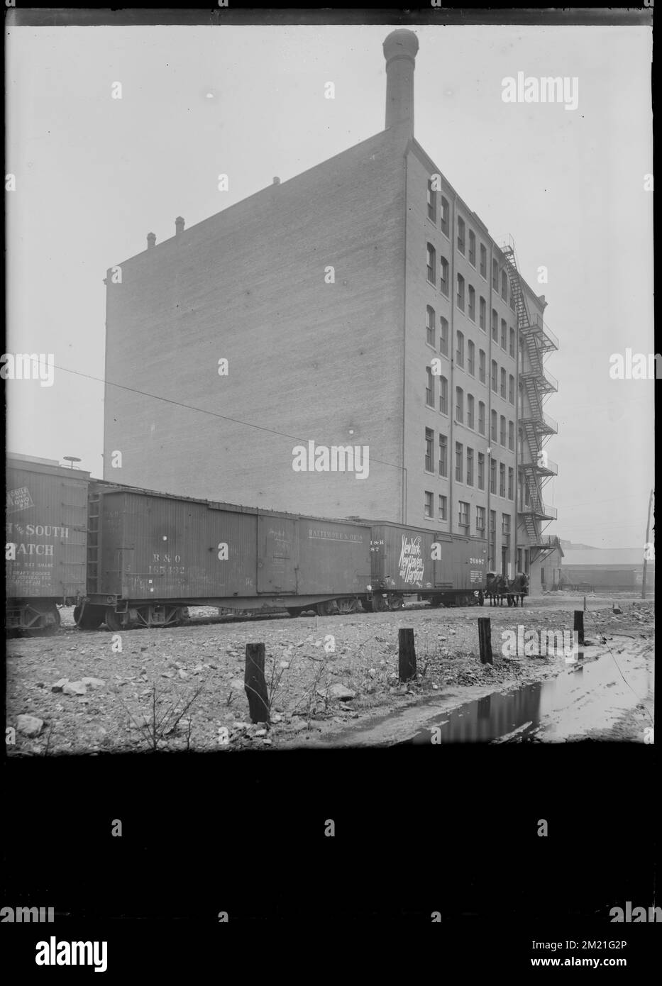 Building w/ NY, NH & H RR cars , Industrial facilities, Railroad