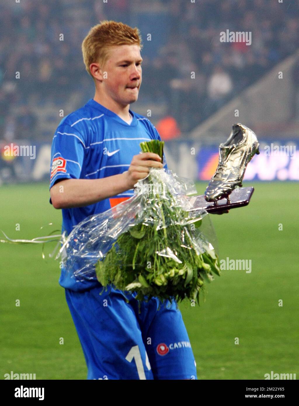 Genk's Kevin De Bruyne received flowers at the start of the Belgian
