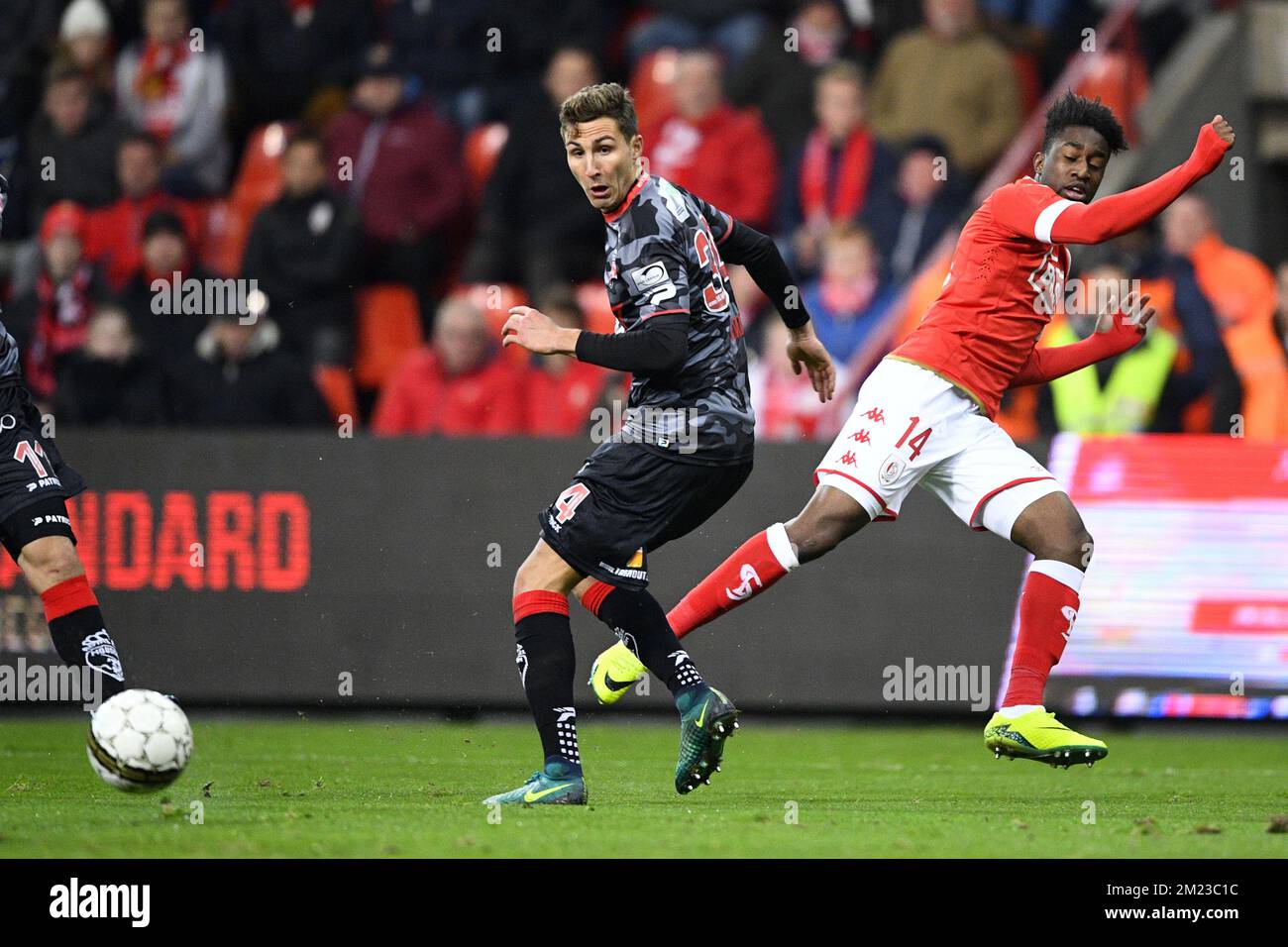 Mouscron's Stefan Simic and Standard's Isaac Mbenza fight for the ball during the Jupiler Pro League match between Standard de Liege and Mouscron, Sunday 06 November 2016, on the fourteenth day of the Belgian soccer championship. BELGA PHOTO YORICK JANSENS Stock Photo