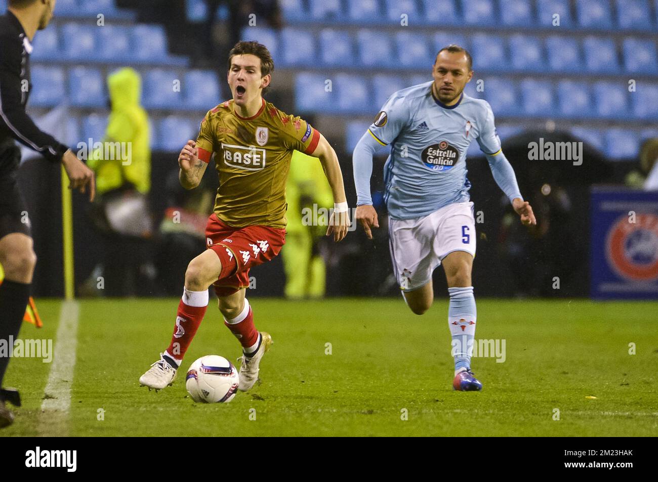 Standard's Benito Raman and Celta's Marcelo Diaz pictured during a game of the fifth day of the group stage (Group G) of the Europa League competition between Spanish team Celta Vigo and Belgian club Standard de Liege, Thursday 24 November 2016, in Vigo, Spain. BELGA PHOTO NICOLAS LAMBERT Stock Photo