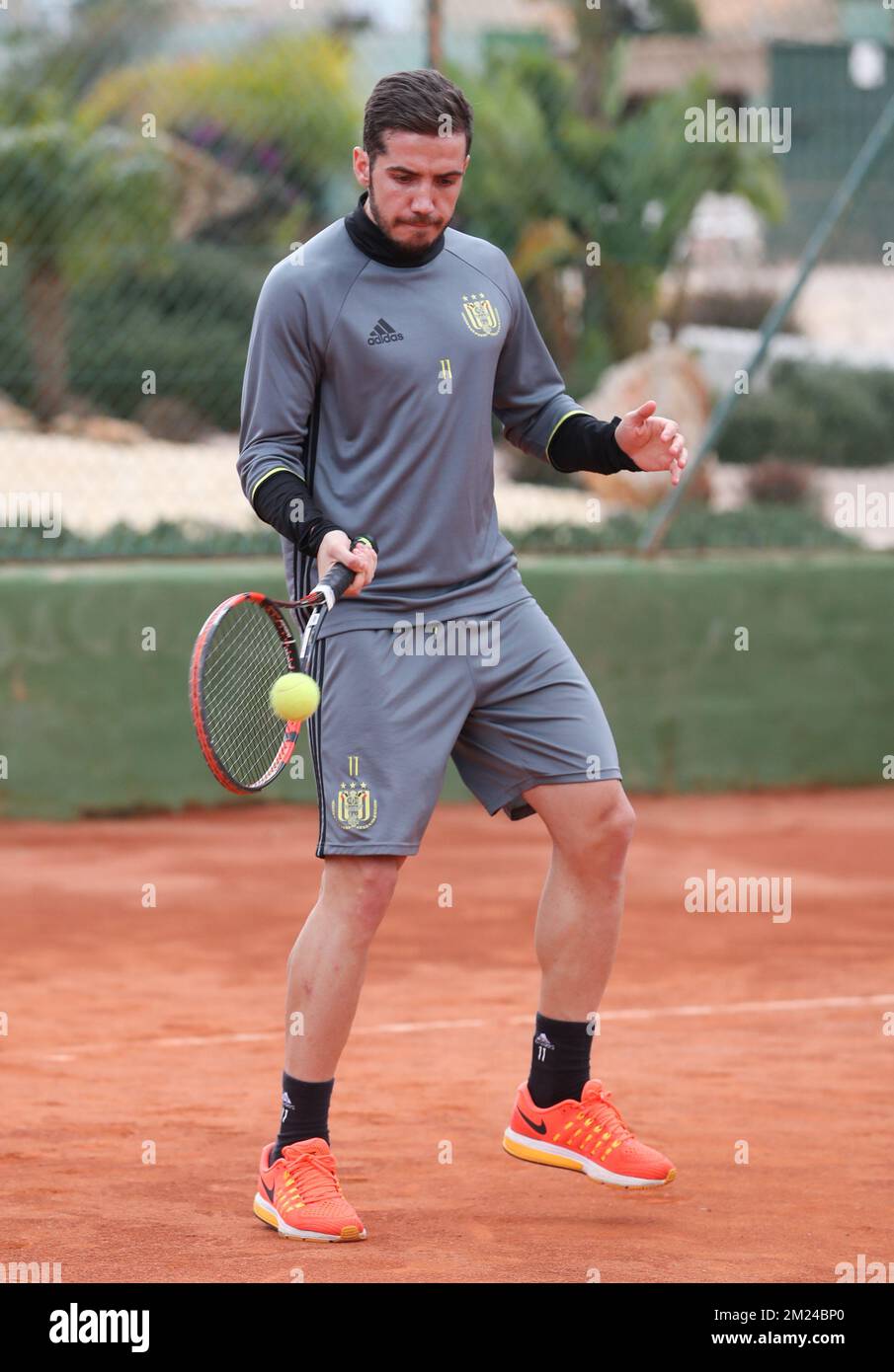 Plays tennis hi-res stock photography and images - Page 5 - Alamy