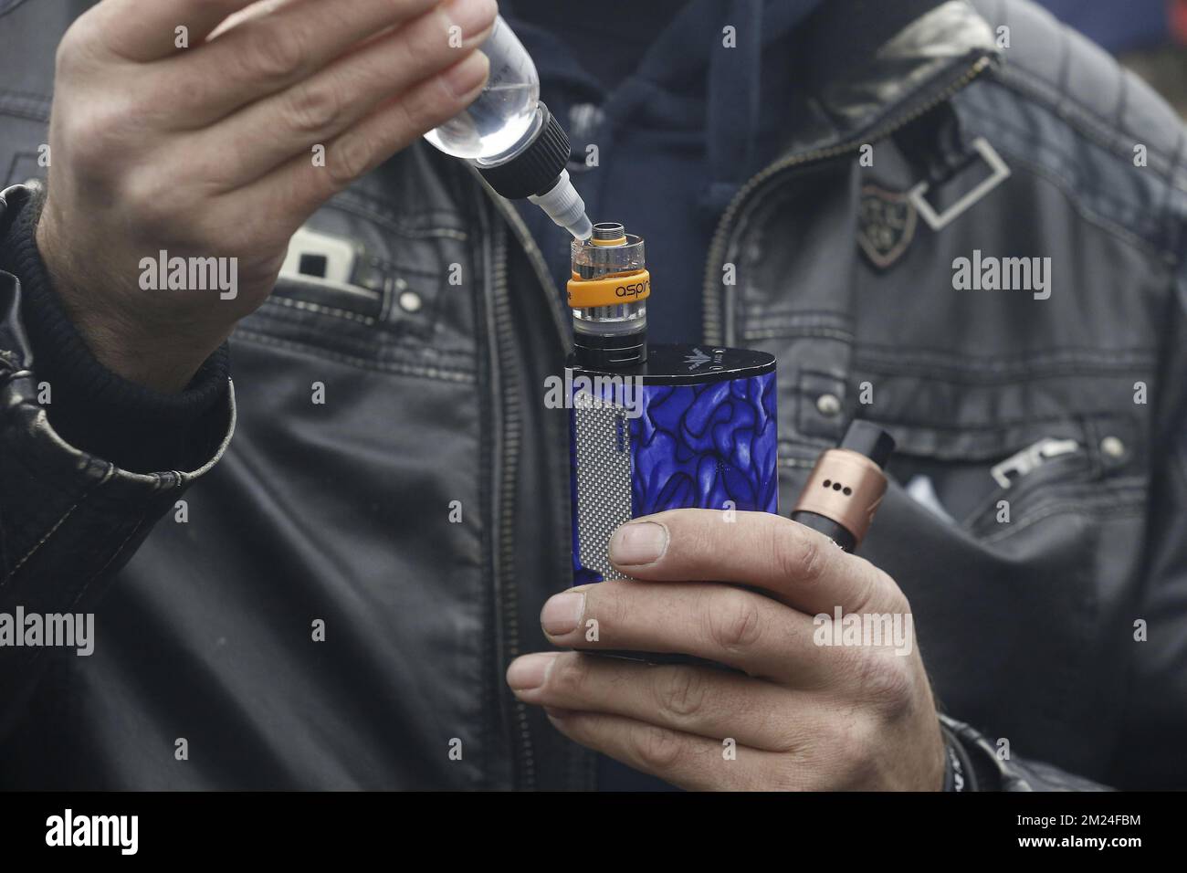 E sigaret hi-res stock photography and images - Alamy