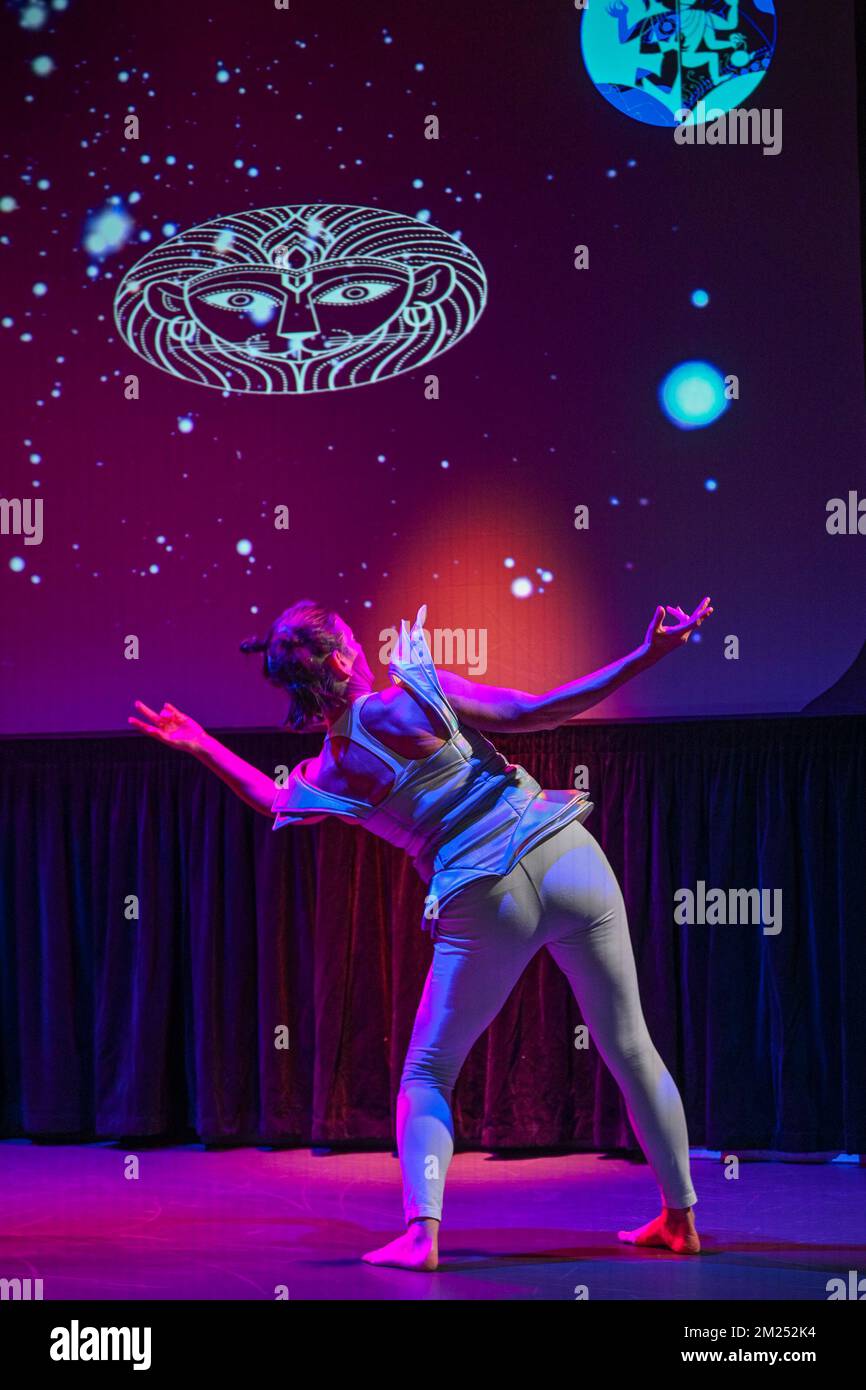 Dance and projection hi-res stock photography and images - Alamy