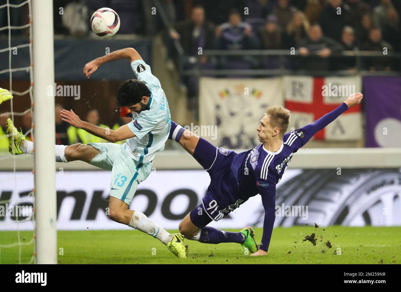 Zenit's defender Luis Neto and Anderlecht's Lukasz Teodorczyk fight for the ball during a game between Belgian soccer team RSC Anderlecht and Russian team FC Zenit, first-leg of the 1/16 finals of the Europa League competition, Thursday 16 February 2017, in Brussels. BELGA PHOTO VIRGINIE LEFOUR Stock Photo