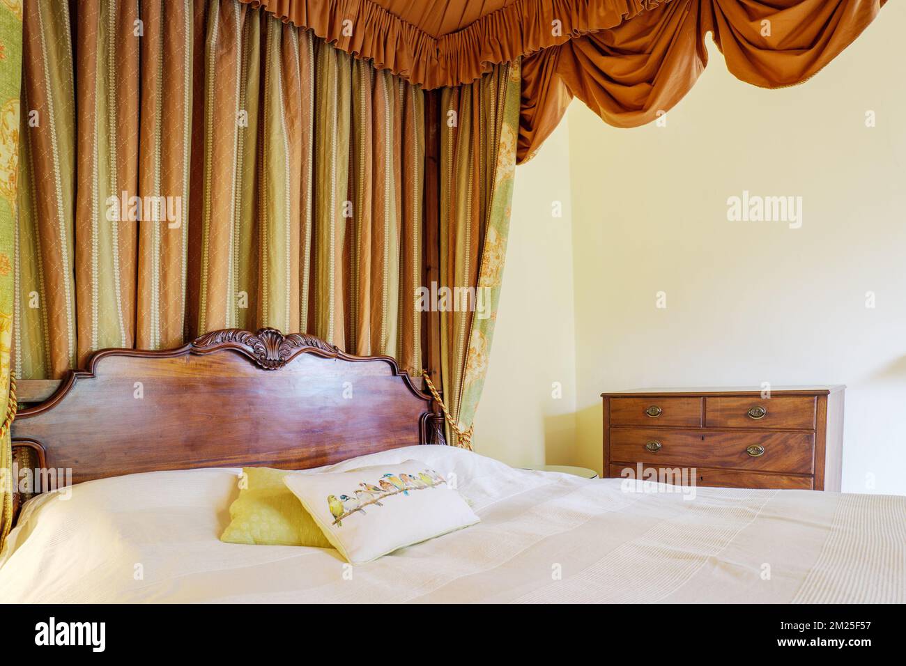 Traditional wooden four poster bed with drapes and curtains Stock Photo Alamy