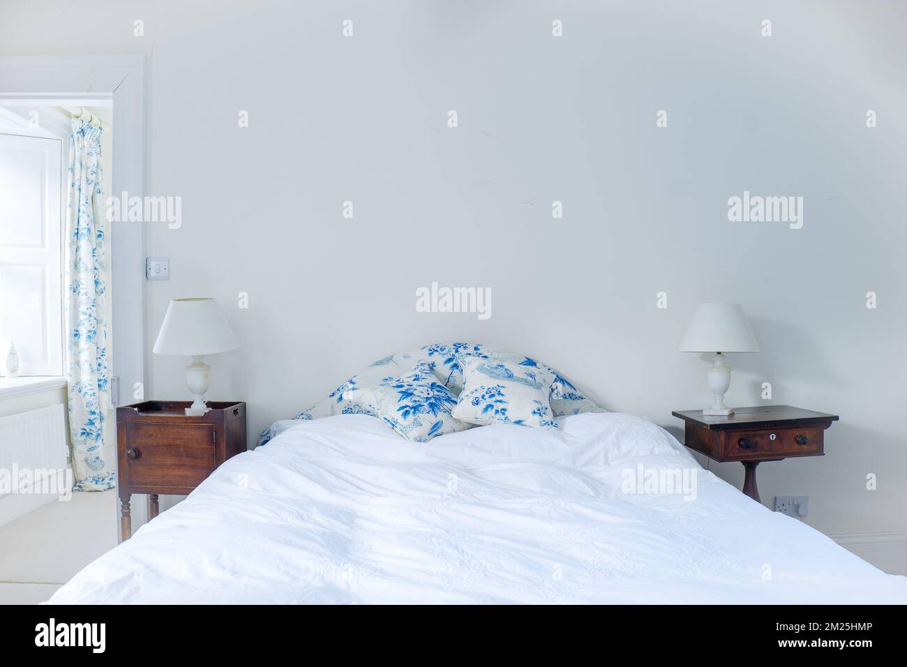Minimalist white bedroom double bed hi-res stock photography and images ...