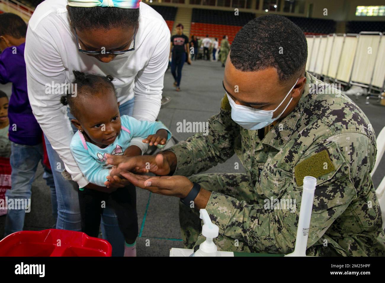 Santo Domingo, Dominican Republic. 2nd Dec, 2022. Hospital Corpsman 2nd Class Marquis Austin-Smith, from San Diego, California, assigned to the hospital ship USNS Comfort (T-AH 20), washes a child's hands at a medical site in Santo Domingo, Dominican Republic in support of Continuing Promise 2022, December. 2, 2022. Continuing Promise 2022 is a humanitarian assistance and goodwill mission conducting direct medical care, expeditionary veterinary care, and subject matter expert exchanges with five partner nations in the Caribbean, Central and South America. (Credit Image: © U.S. Navy/ZUMA P Stock Photo