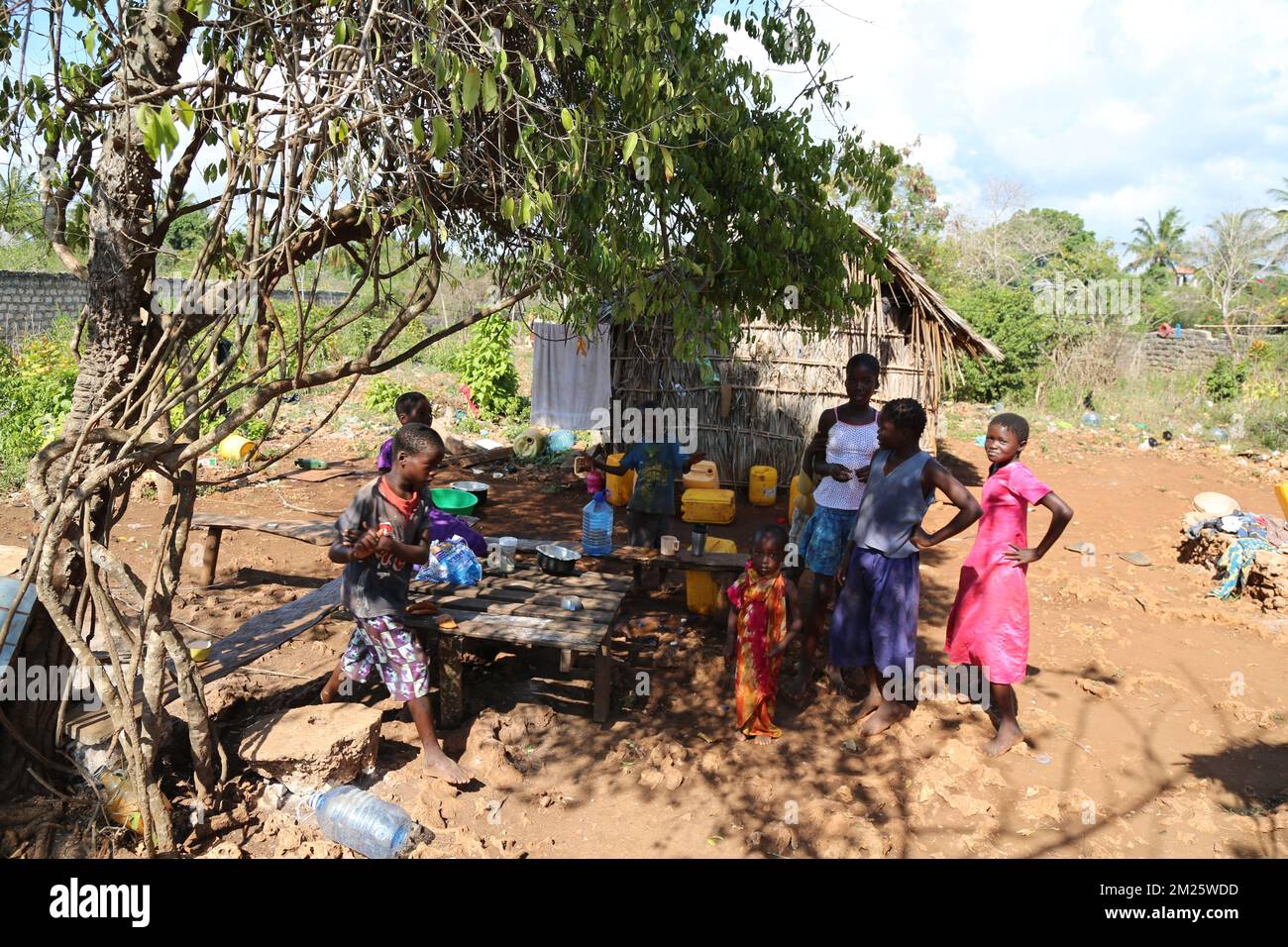Poor african family hi-res stock photography and images - Alamy