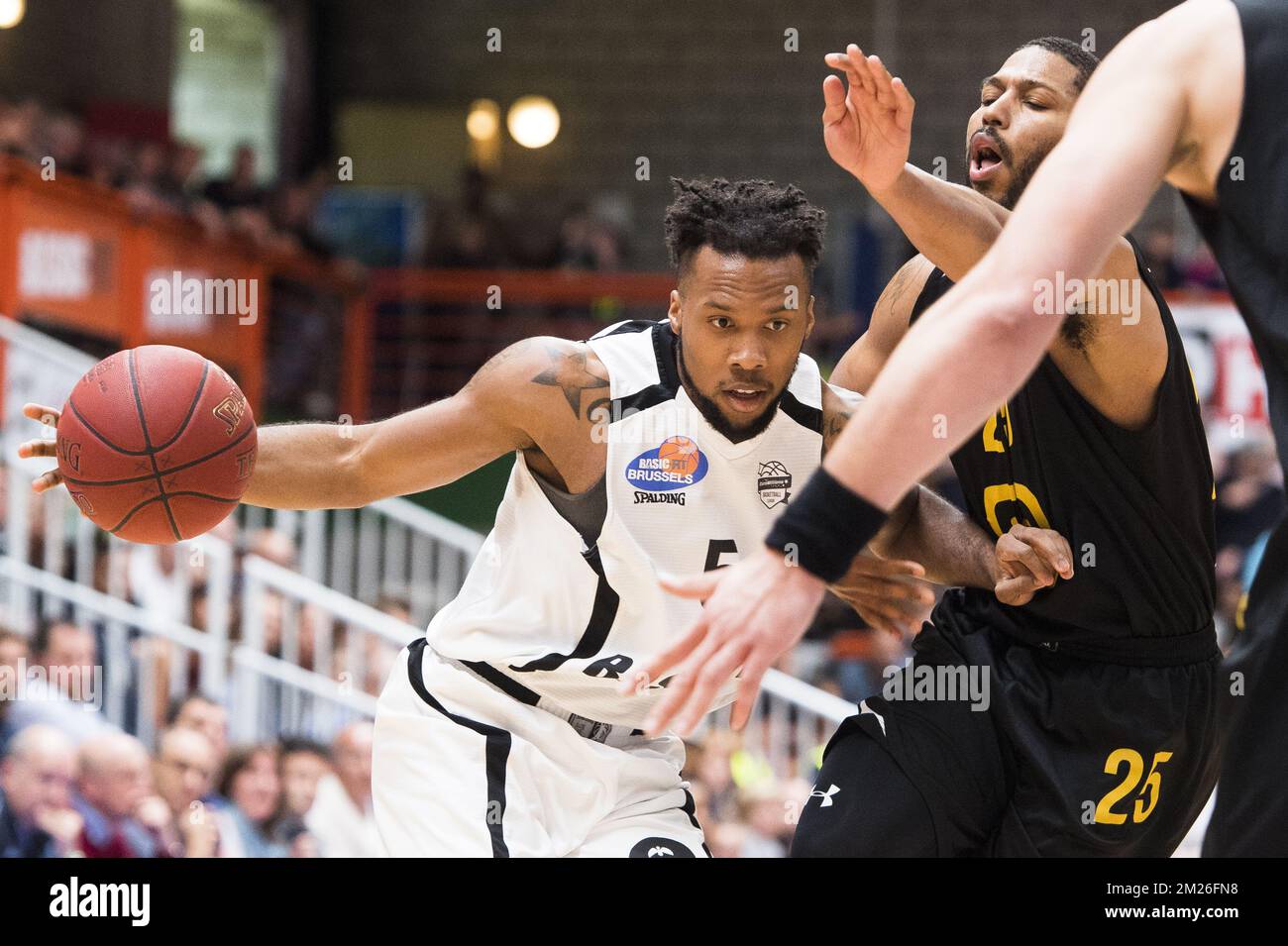 Brussels' Chris Dowe and Oostende's DJ Newbill fight for the ball during  the basketball game between Brussels and Oostende, the 30th match day of  the EuroMillions League basket competition, on Sunday 16