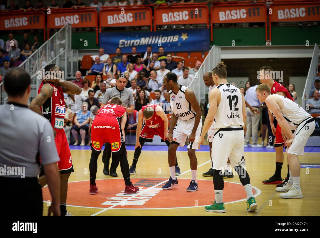 Limburg's Seth Tuttle and Brussels' Jeremy Simmons fight for the ball  during the basketball game between Royal Excelsior Brussels and Limburg  United, the first match (out of three) of the quarter finals